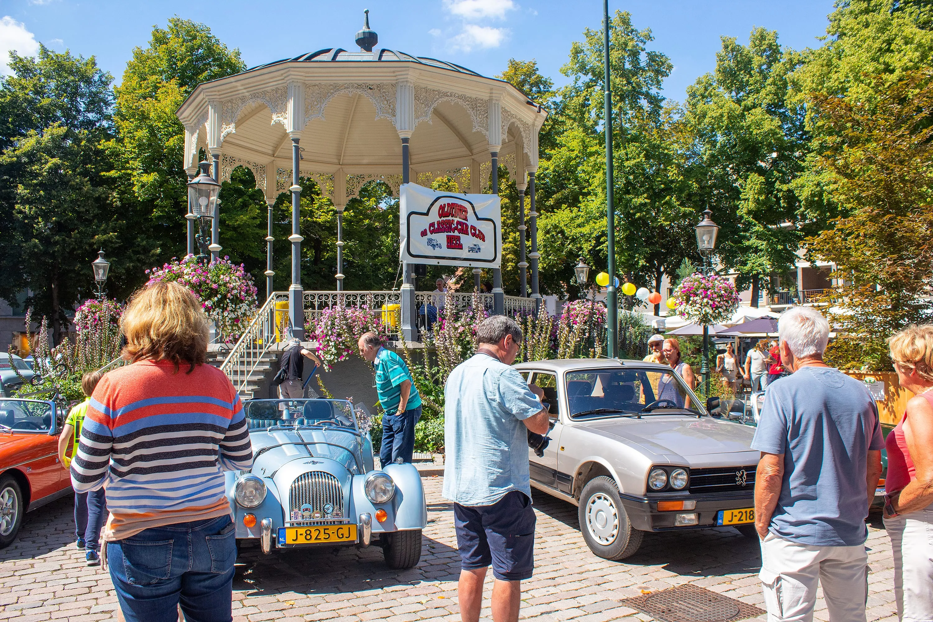 foto rechtenvrij roermondvol oldtimers 2 min