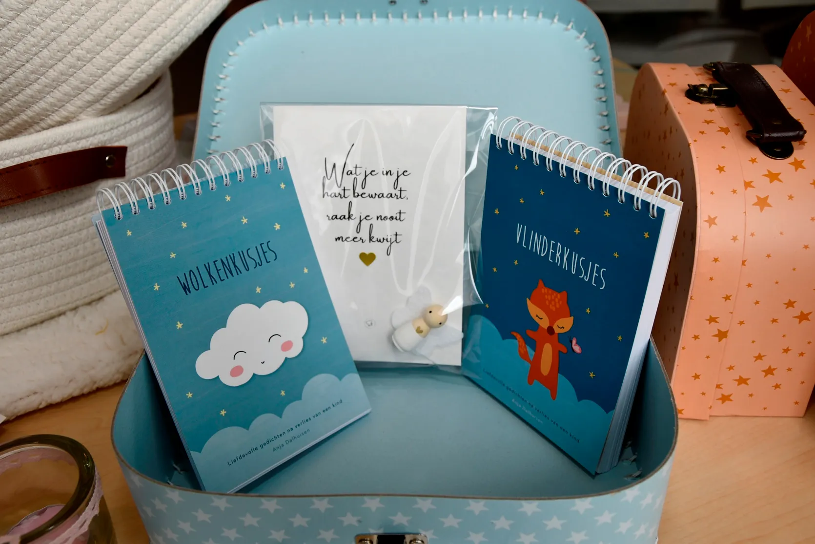 koffertje met gedichtenbundels