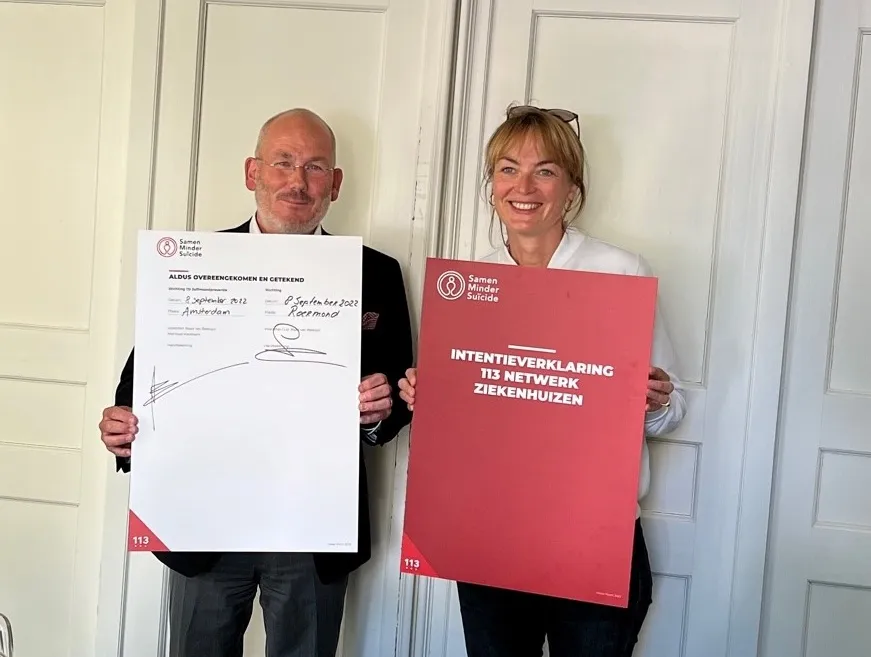 luc van den akker en martine peppelenbos met de ondertekende intentieverklaring 113 netwerk ziekenhuizen 3