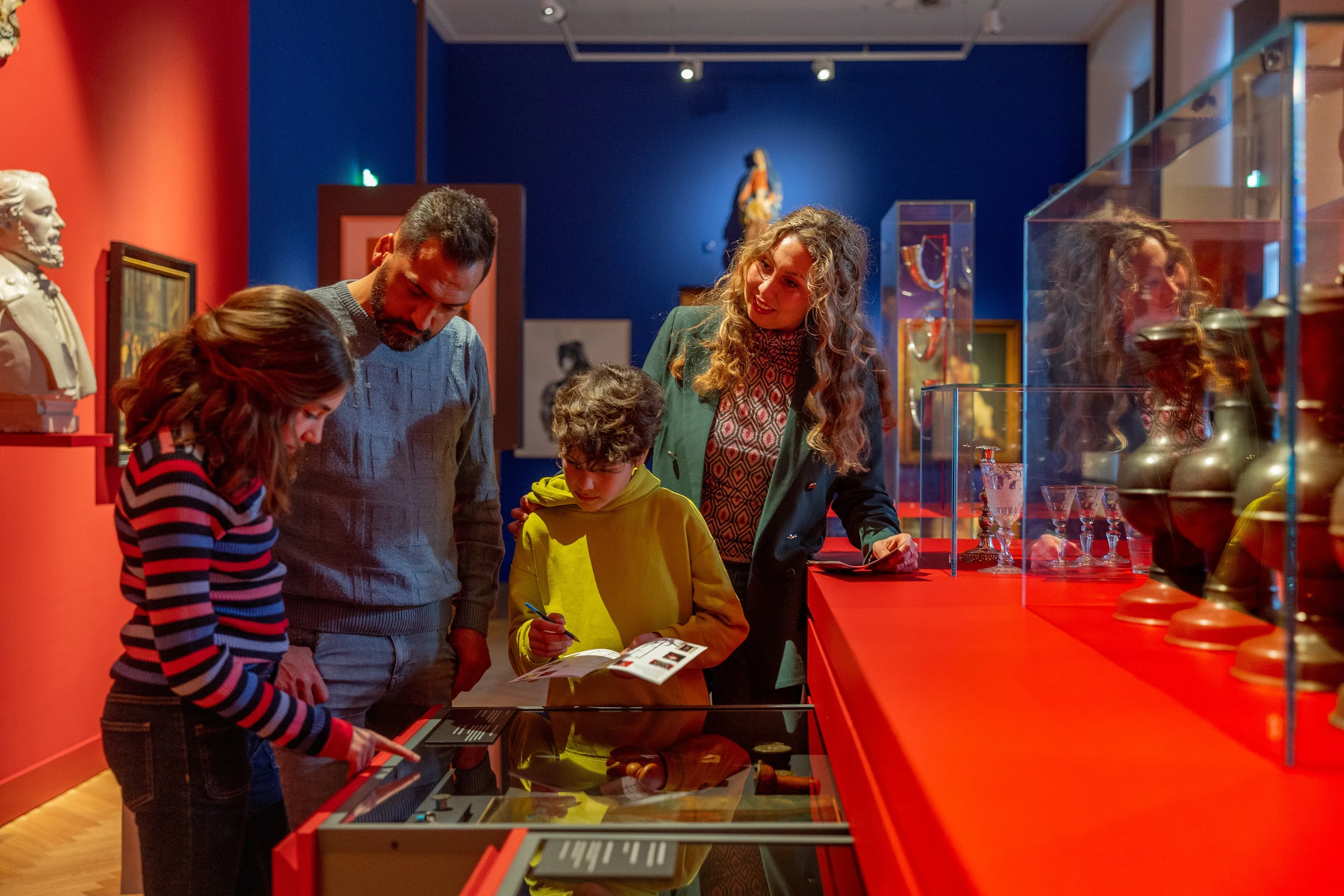 museum w gezin in zaal macht en pracht fotograaf kim roufs