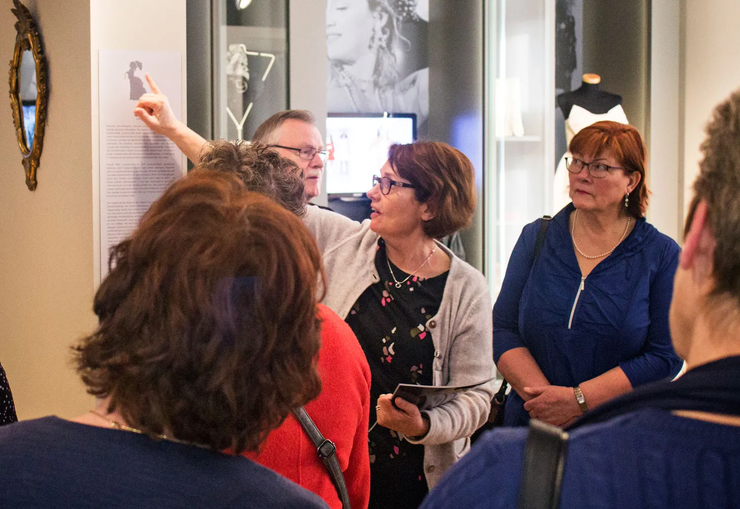 museumvande vrouw rondleiding met rondleider