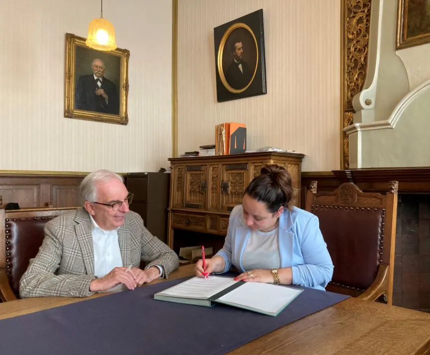 ondertekenmoment wethouder van rey gemeente roermond en wethouder winters gemeente weert