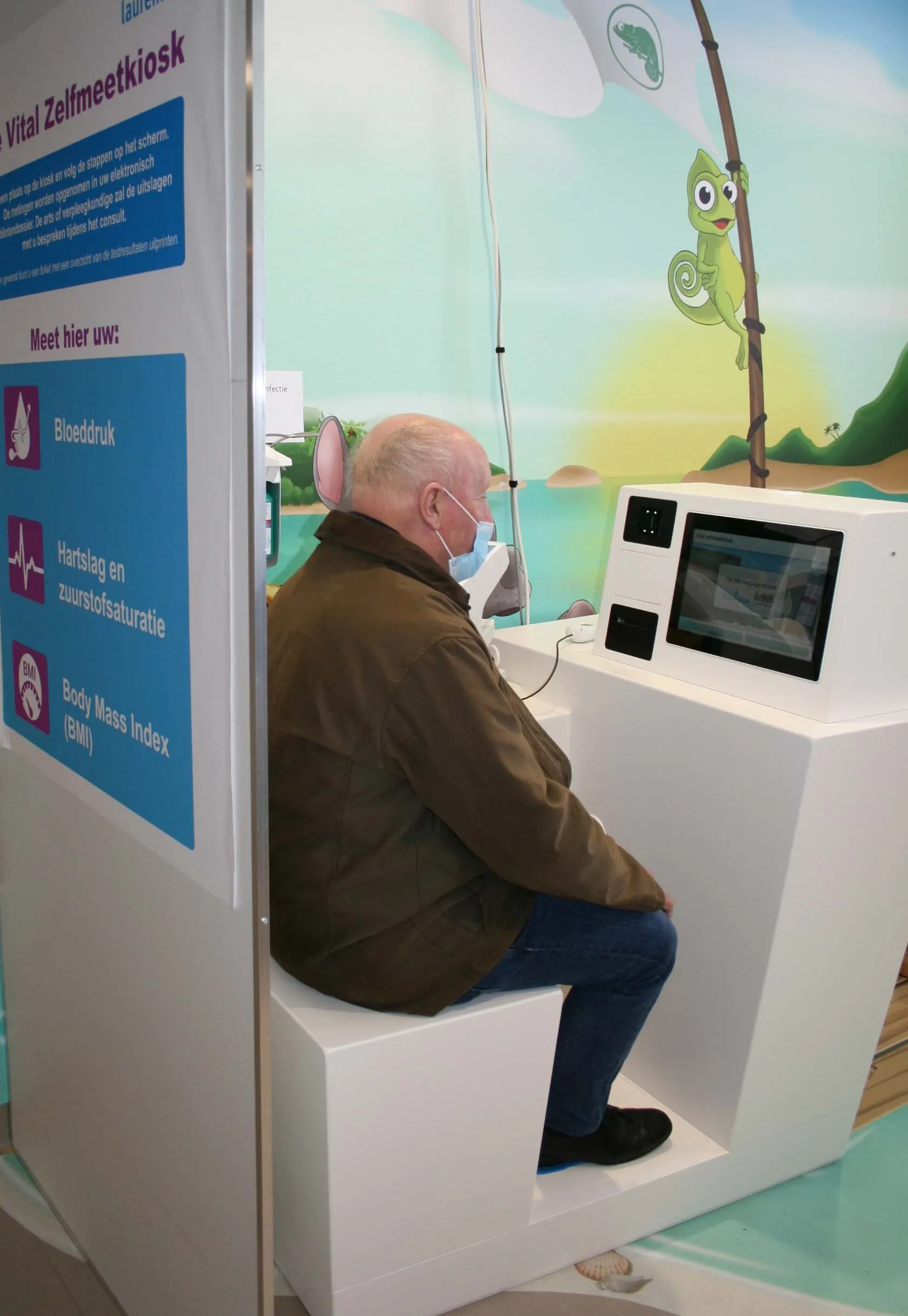 patient meet tijdens de preoperatieve screening zelf zijn vitale waardes bij de zelfmeetkiosk