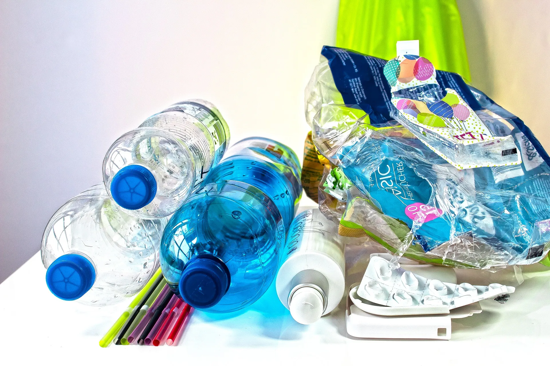 plastic waste 3962409 1920