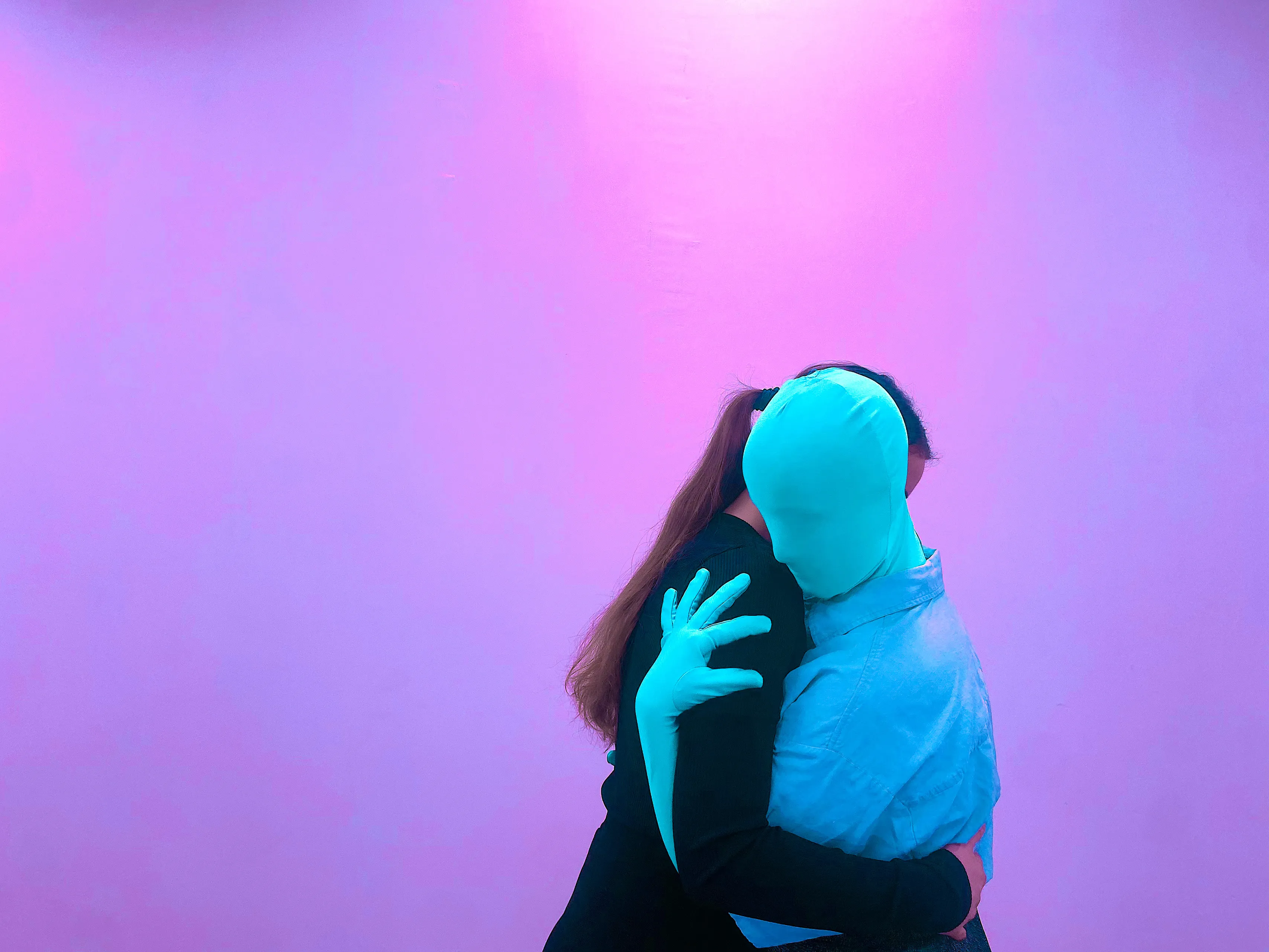 promo foto alienated liggend kelly vanneste high res