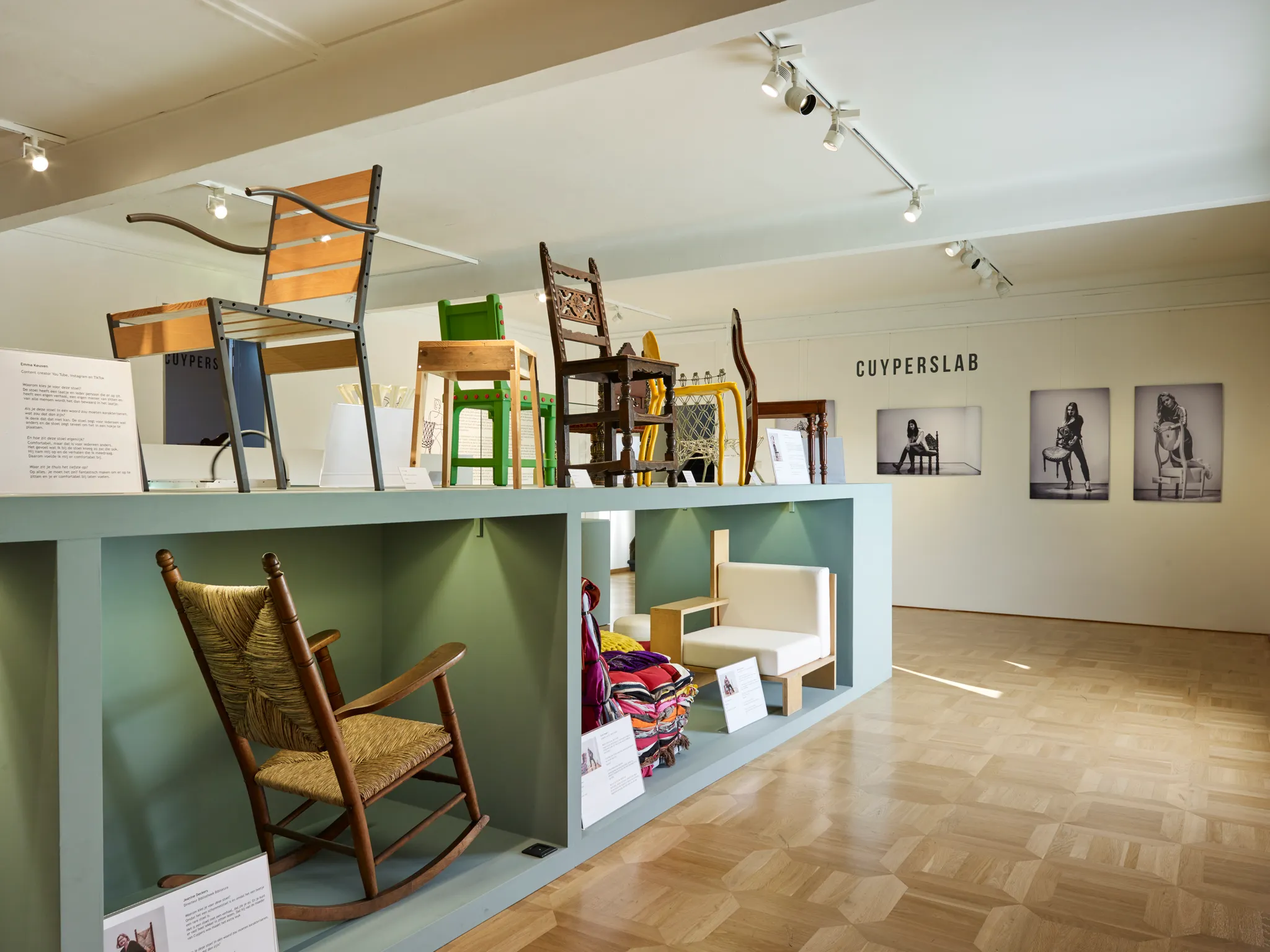 stoelen expositie serge technau