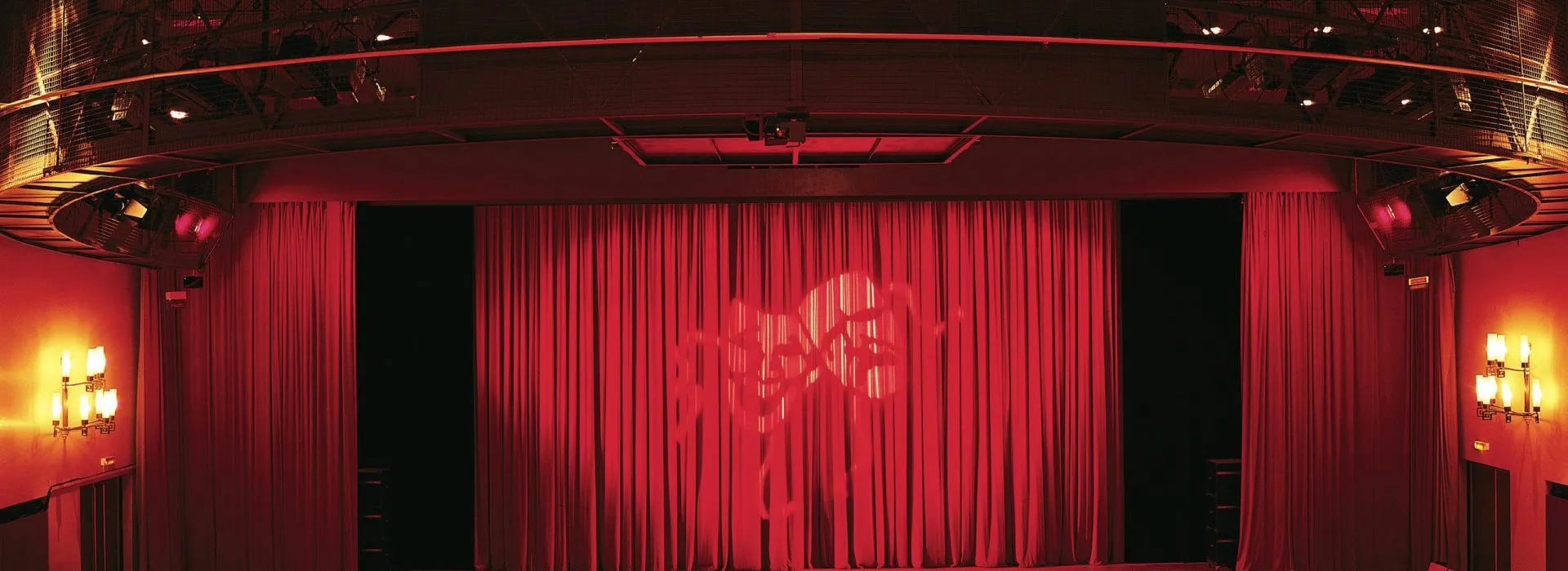 theaterzaal gordijn rgb scaled 1920x700 c default