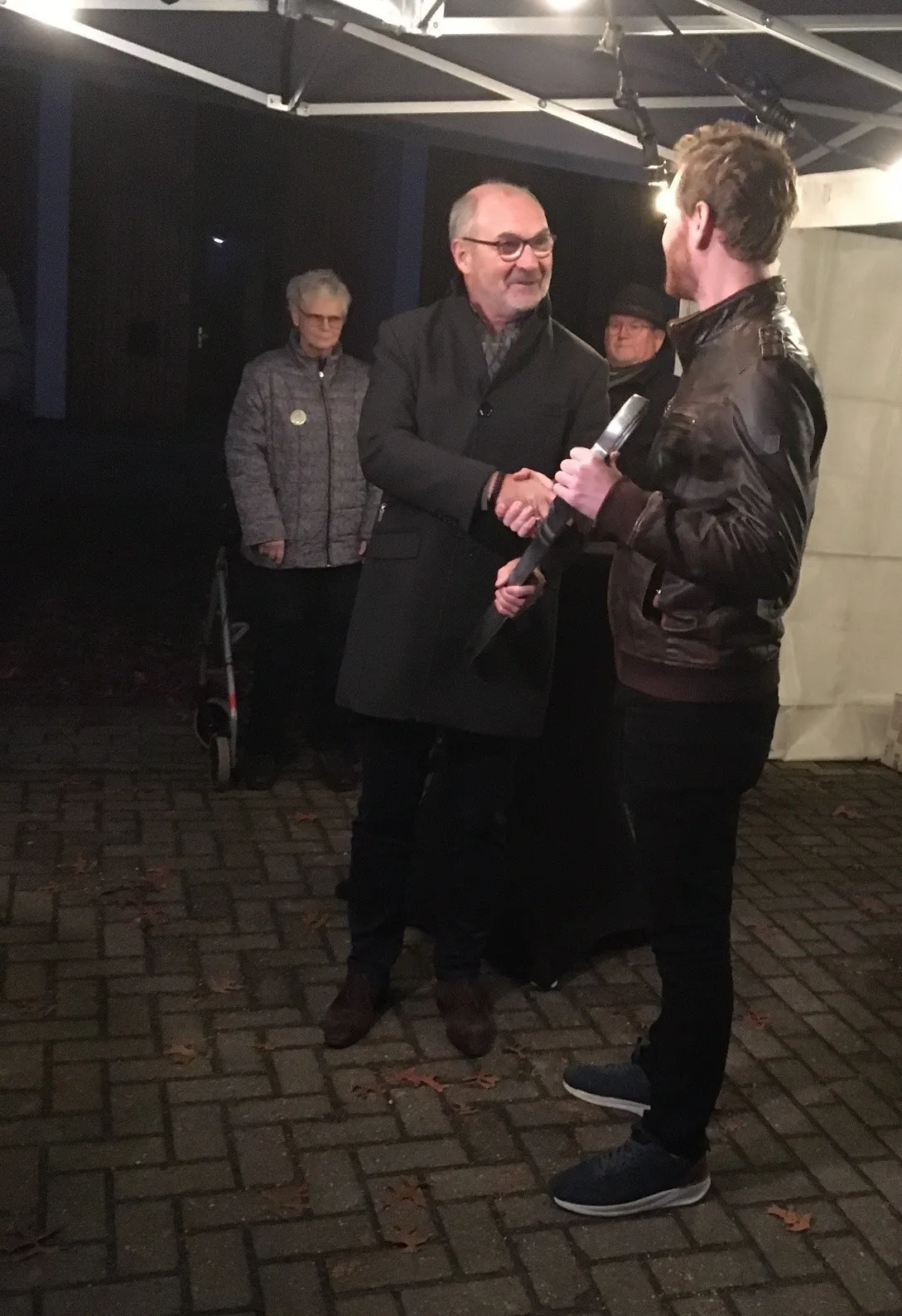 wonen limburg overhandigt symbolische sleutel aan bewoner