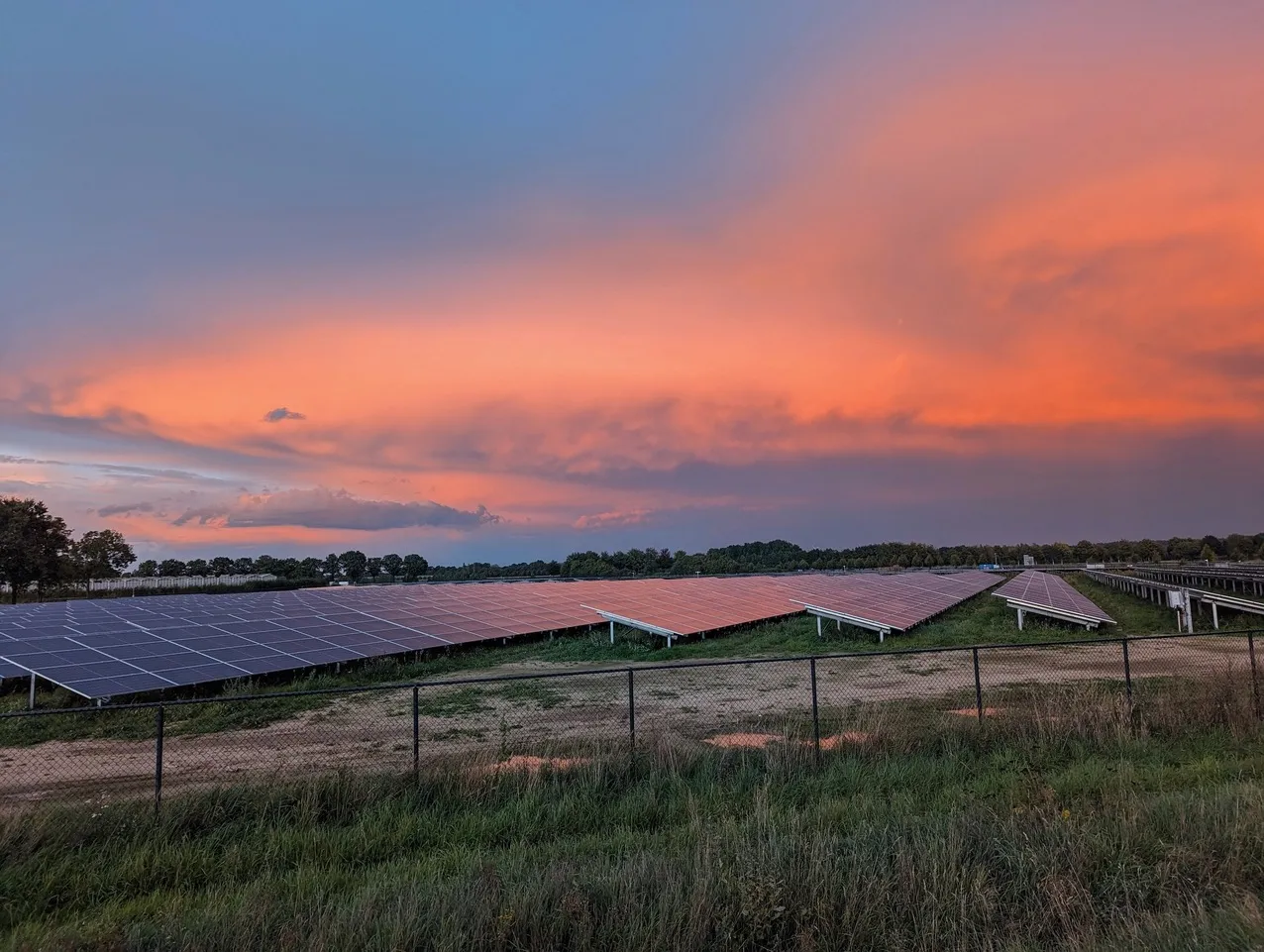 zonsondergang bij zonnepark reuver