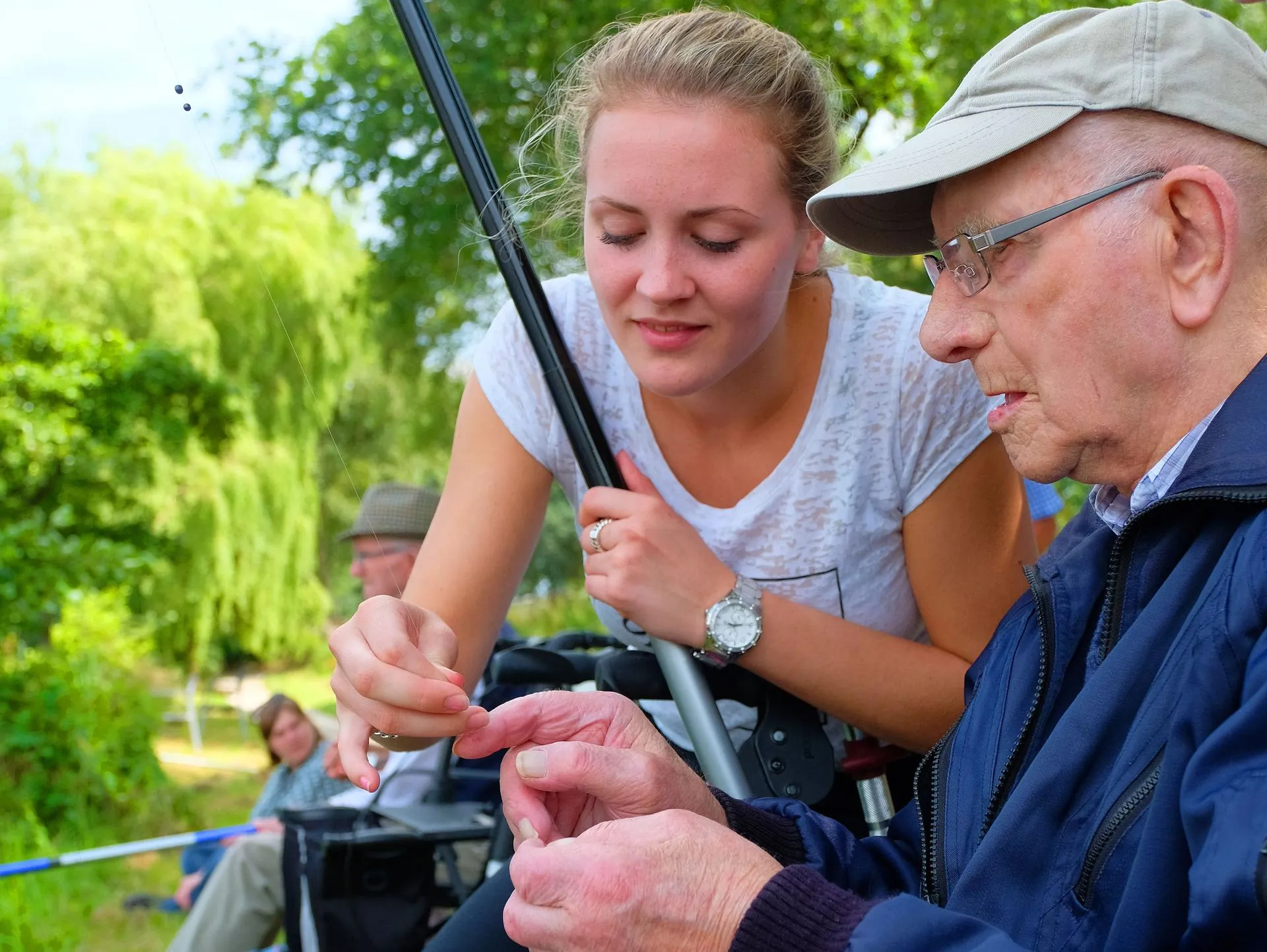 zorgbegeleider helpt deelnemer