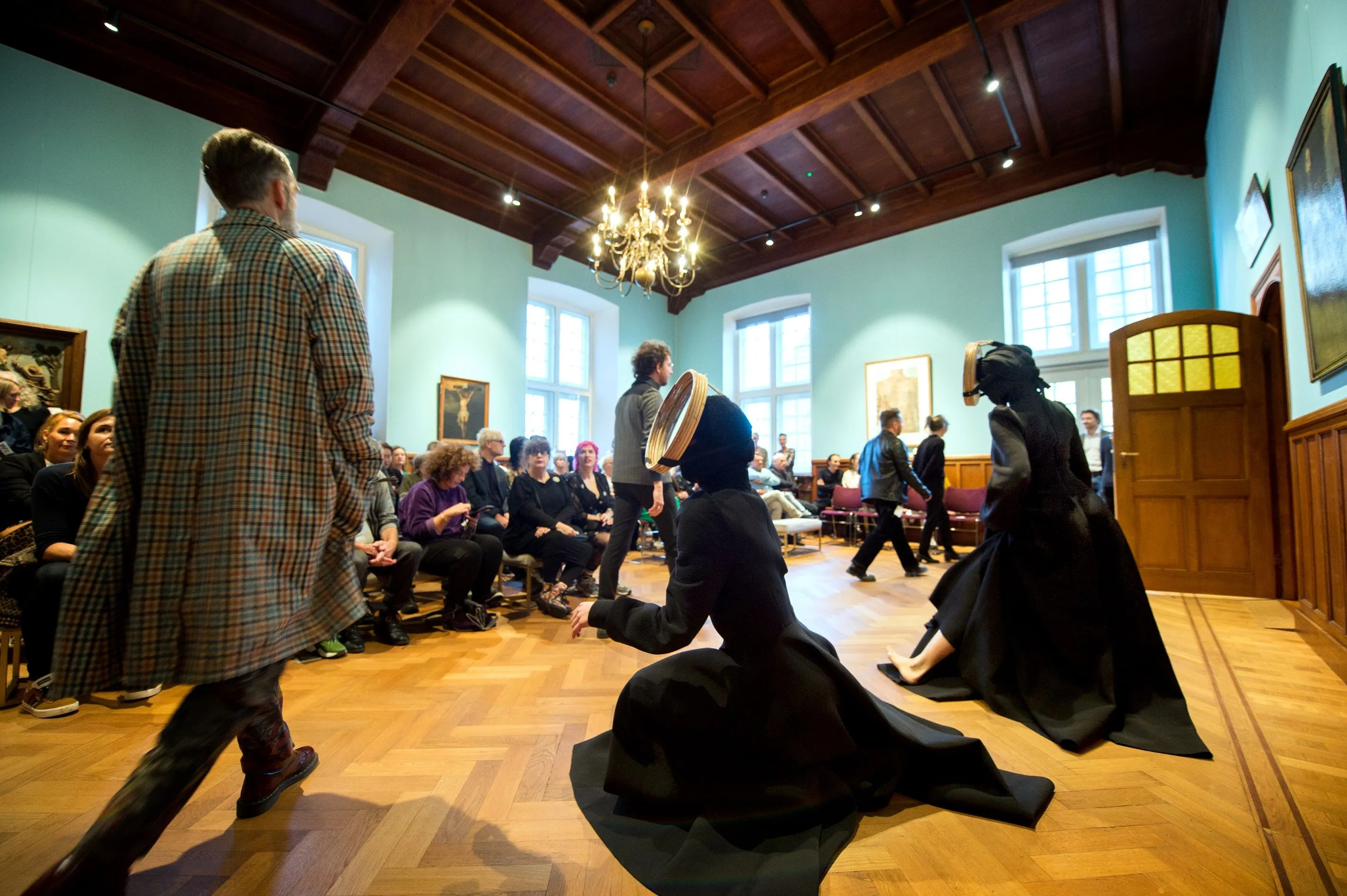 museum w dansperformance mirror fotograaf maartje van berkel