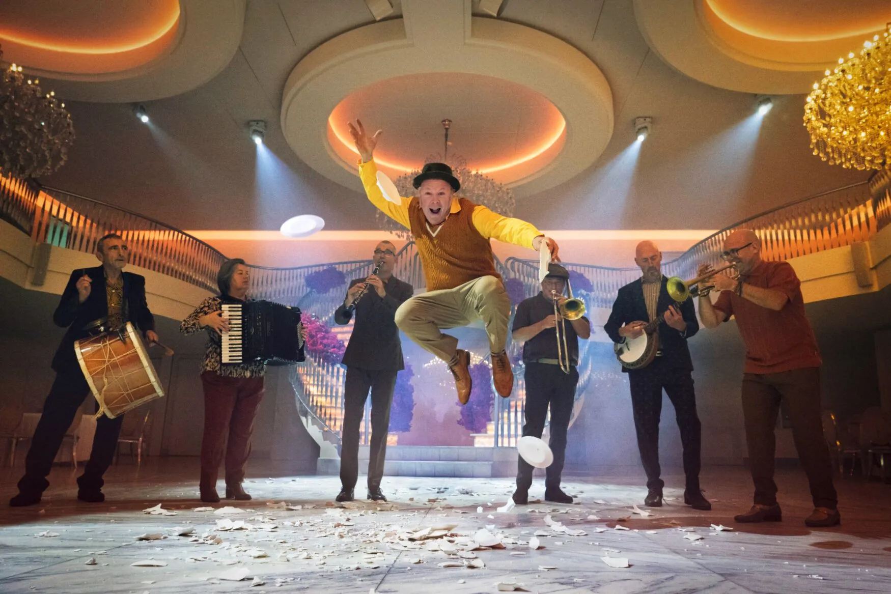 promobeeld 1 amsterdam klezmer band liggend fotograaf rene nuijens 1 scaled e1725888216827
