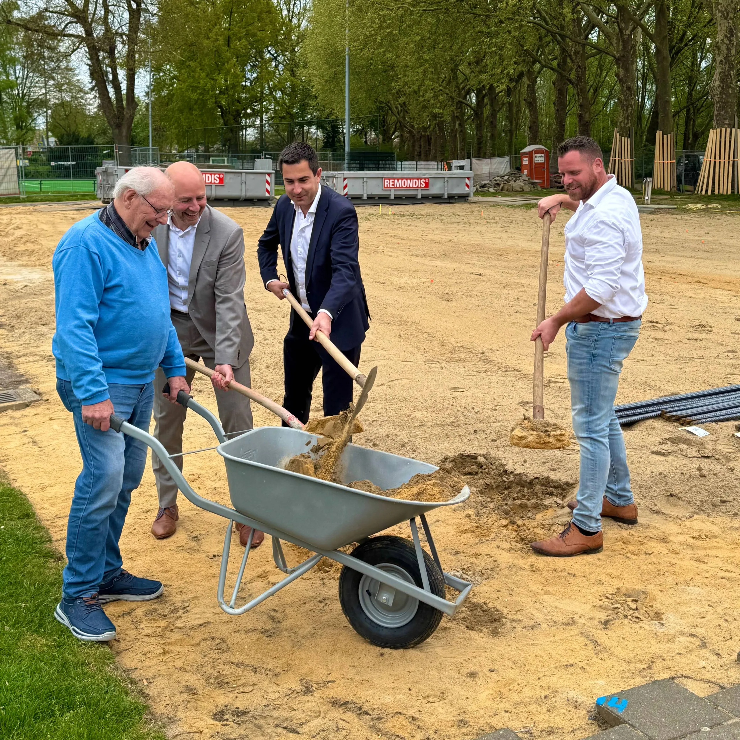 20250415 foto starthandeling nieuw clubhuis hockeypark hammerveld