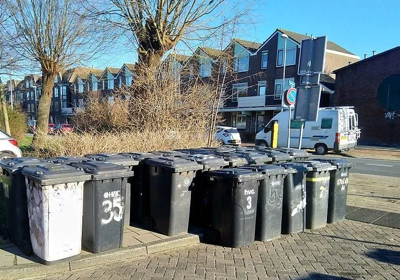 Den_Helder_-_Janzendwarsstraat_-_Grijze_bakken_(restafval)