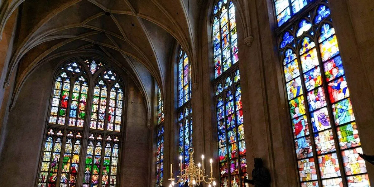 Glas-in-lood-ramen-kathedraal-Roermond-1200x600-c-default