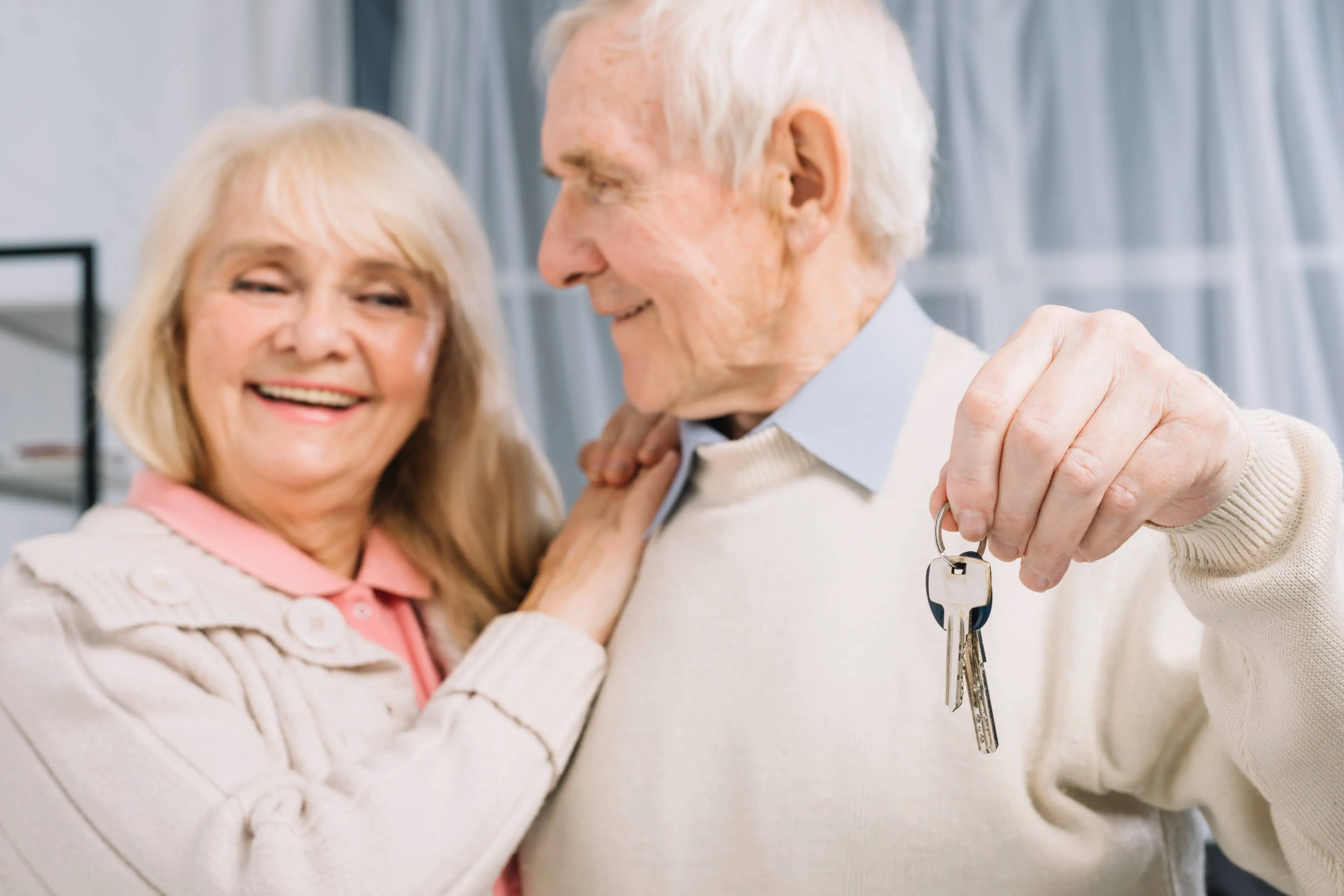 senior-couple-with-keys