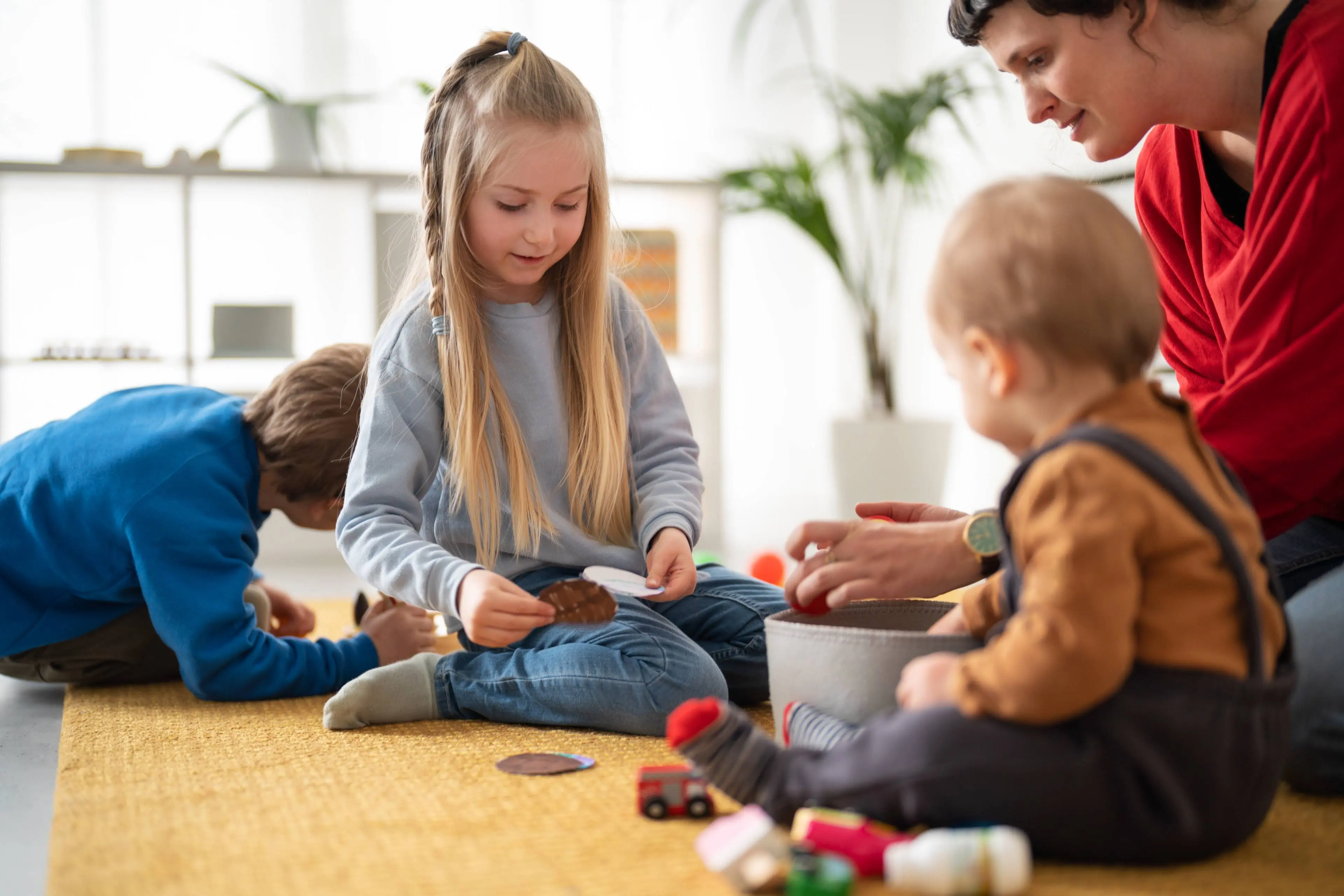 side-view-teacher-watching-kids-playing (2)