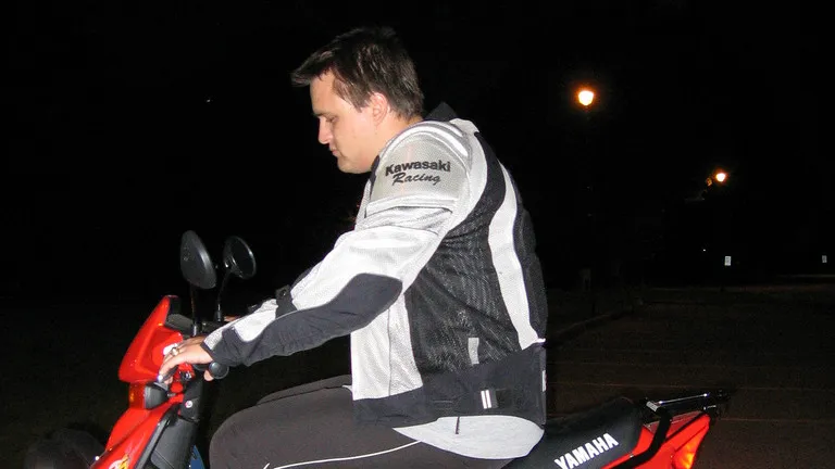 150426 scooter geen helm flickr iouri goussev by sa 20 e1430072662628