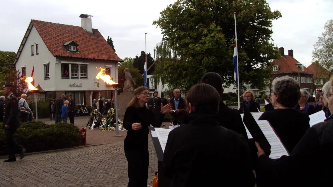 150504 dodenherdenking parklaan e1430770490840