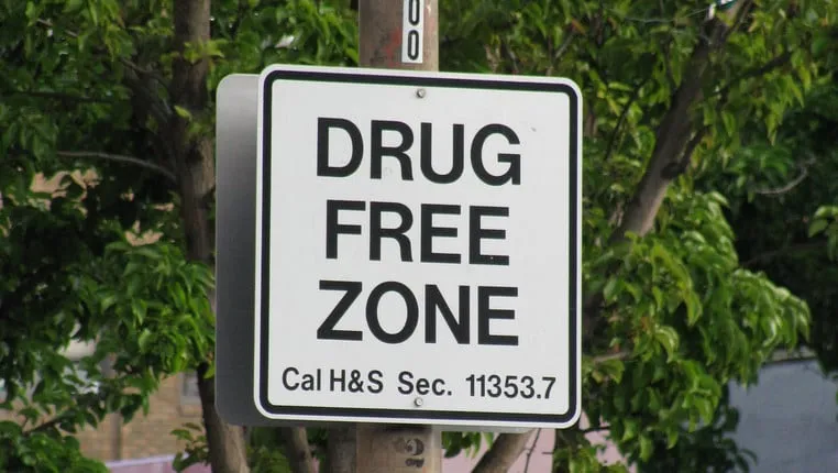 150507 drugs paulijnenveld byung kyu park flickr by sa 20 e1431011023297