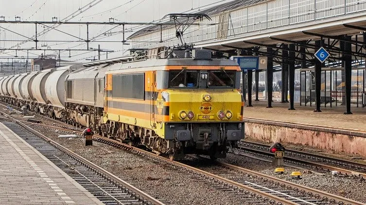 150624 goederentrein door station roel hemkes flickr cc by 20 2 e1435155050453