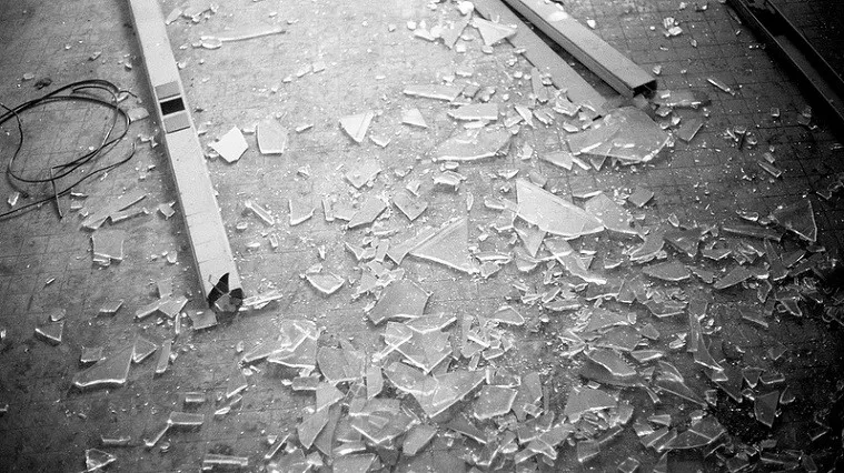 150627 inbreker breekt ruit gabppr flickr cc by 20 e1435347422662