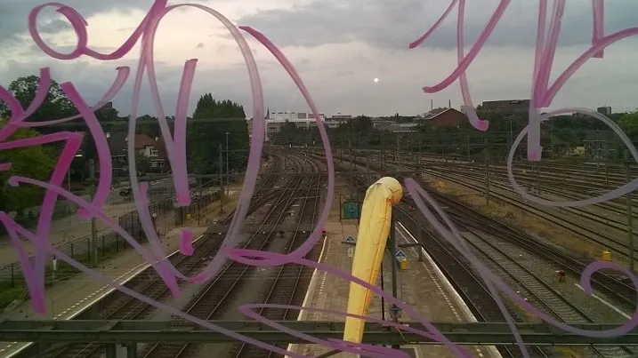 150716 passerelle graffiti e1437049544260