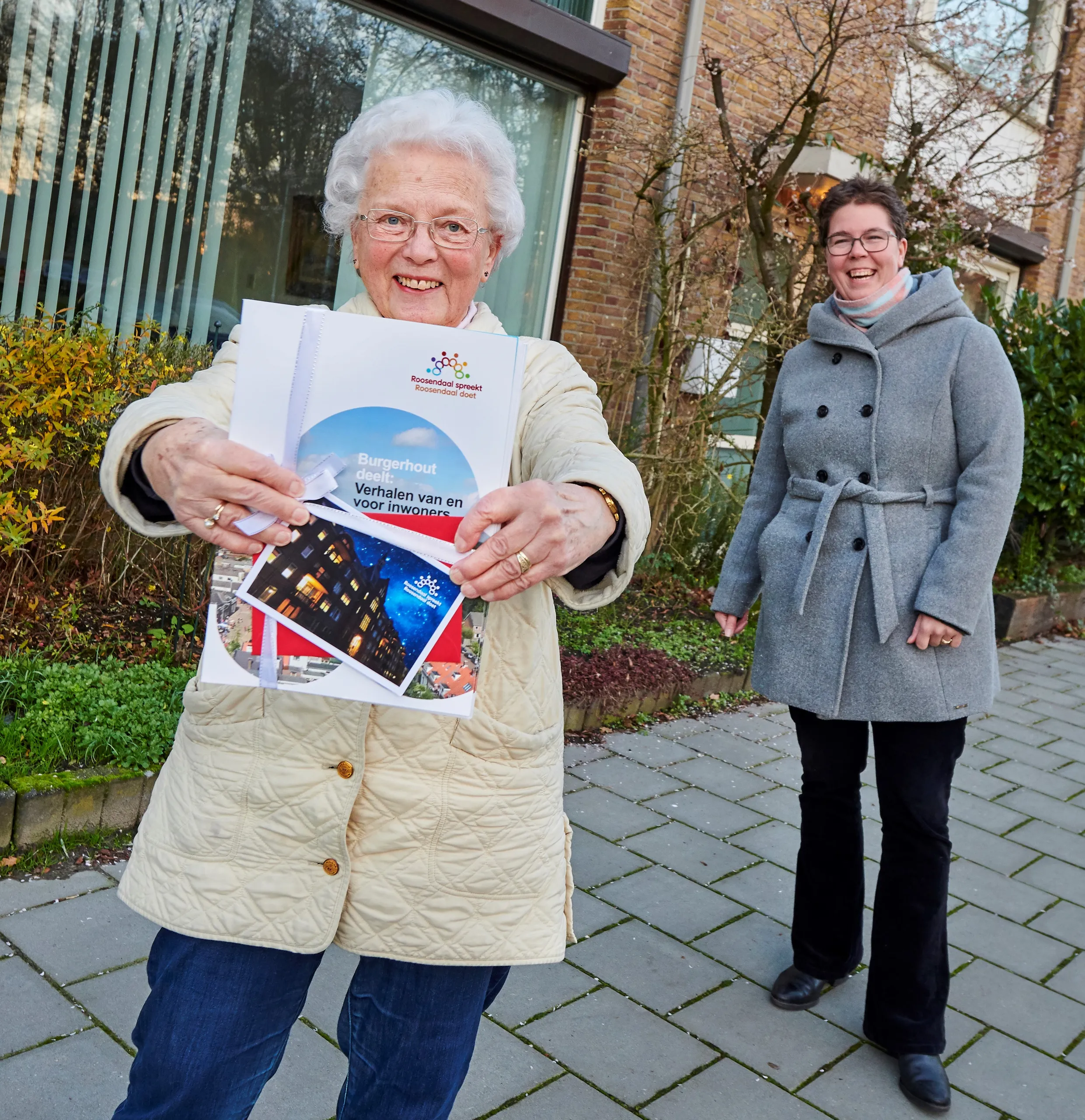20201215 rsrd overhandiging boekje burgerhout rsrd