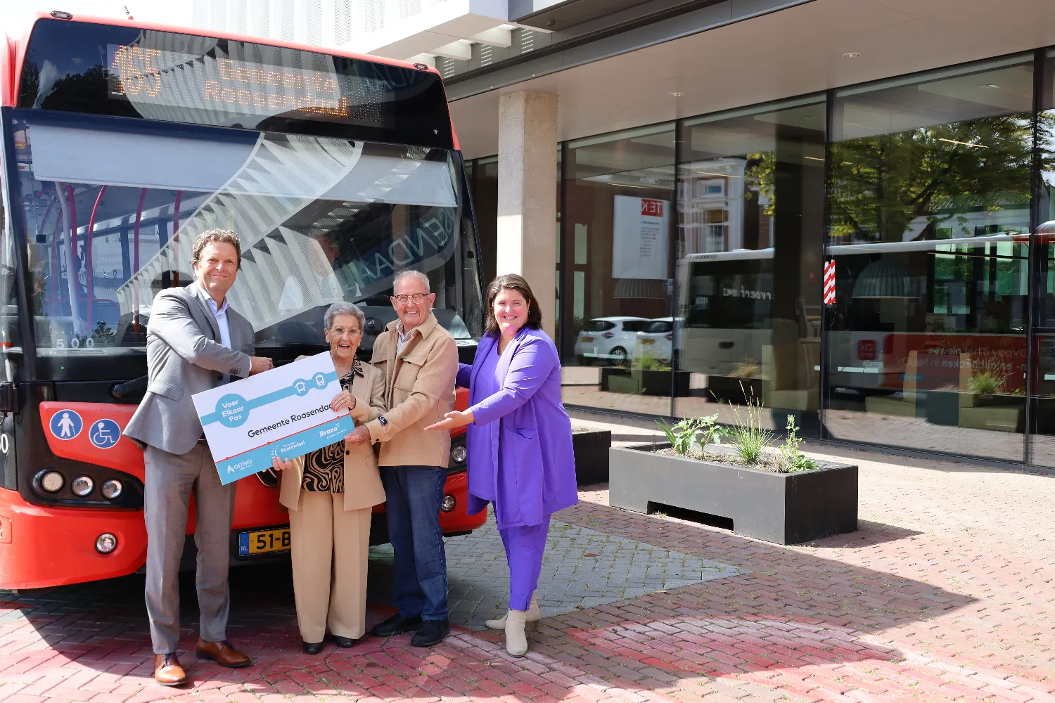 20230830 persbericht foto vep overhandiging jan pieter been regiodirecteur arriva bewoners mr en mvr van luijk de groen wethouder sanneke vermeulen