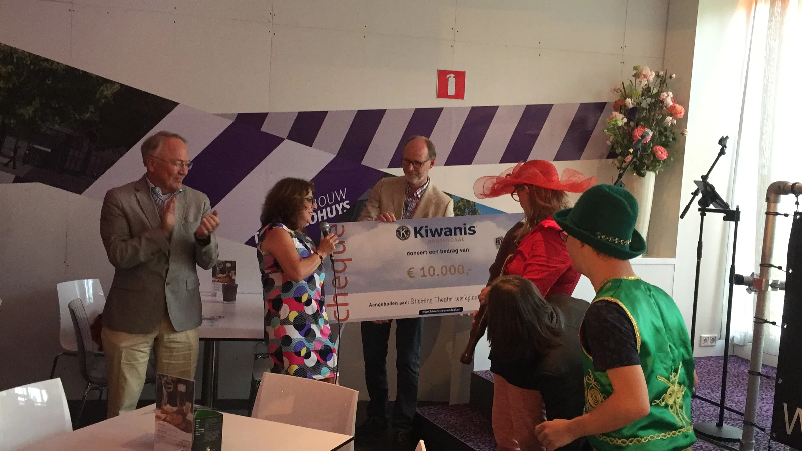 cheque uitreiking eur 10000 aan theaterwerkplaats tiuri