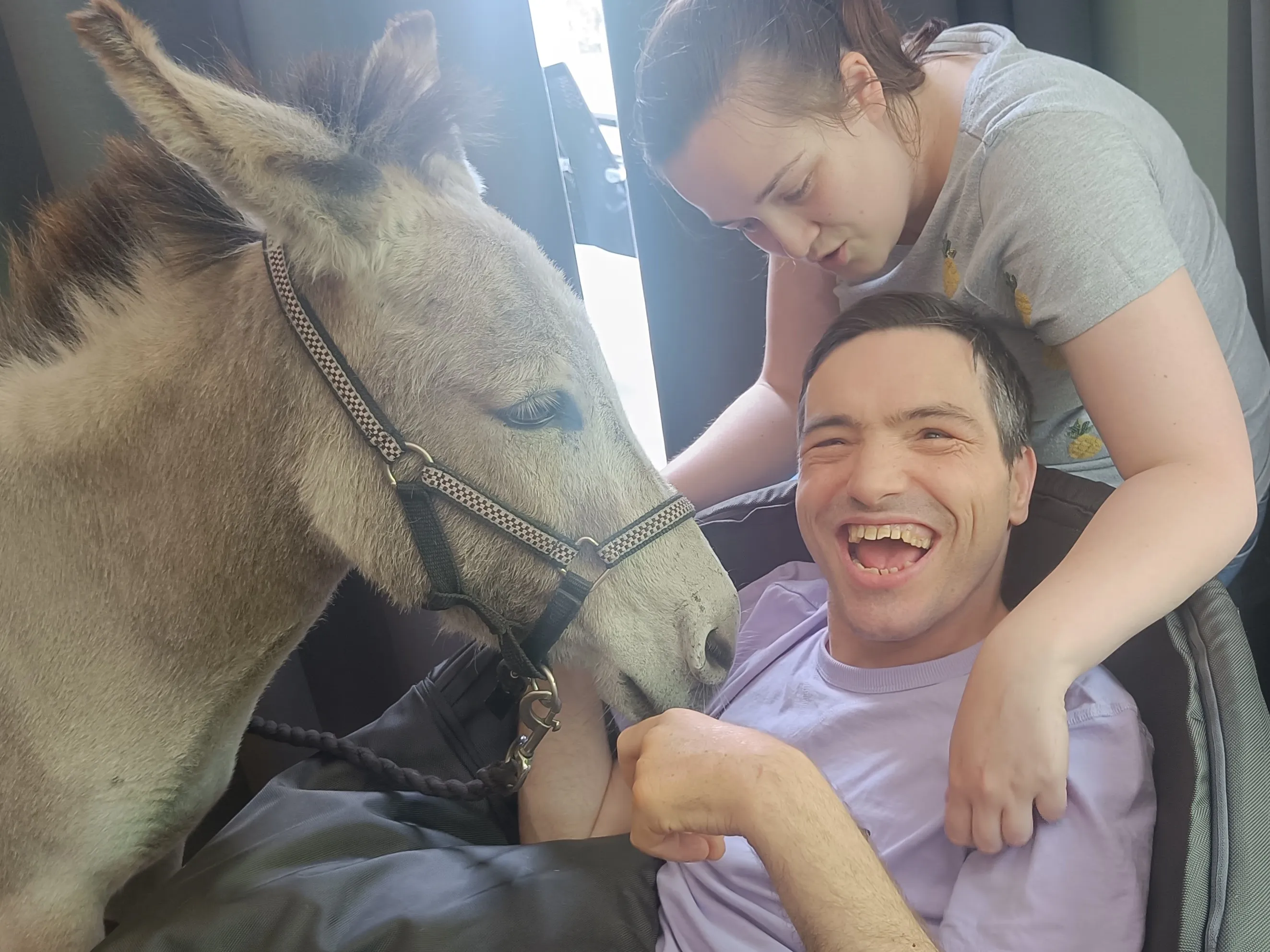 een clientbegeleider met bewoner michel