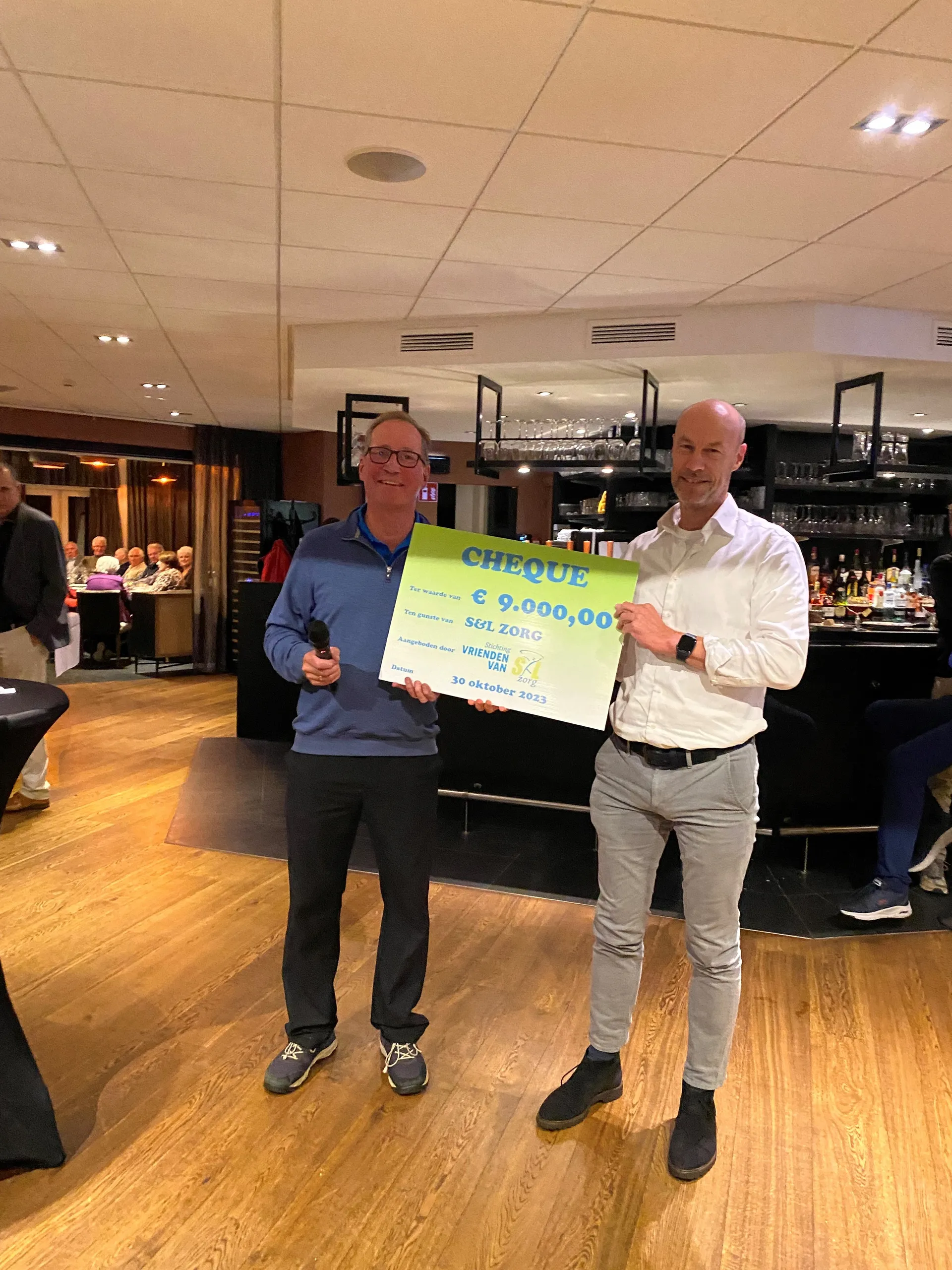 foto overhandiging cheque