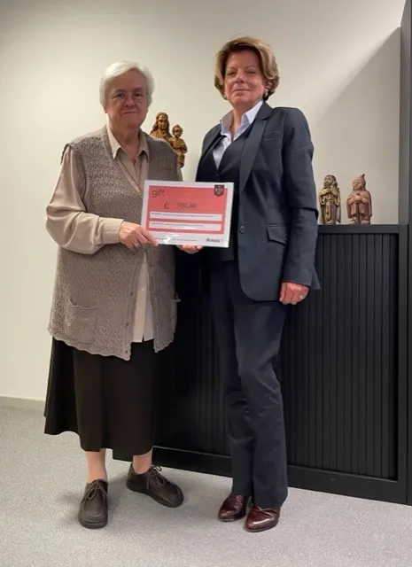 foto uitkreiking cheque 100 gebaren aan zusters franciscanessen van mariadal