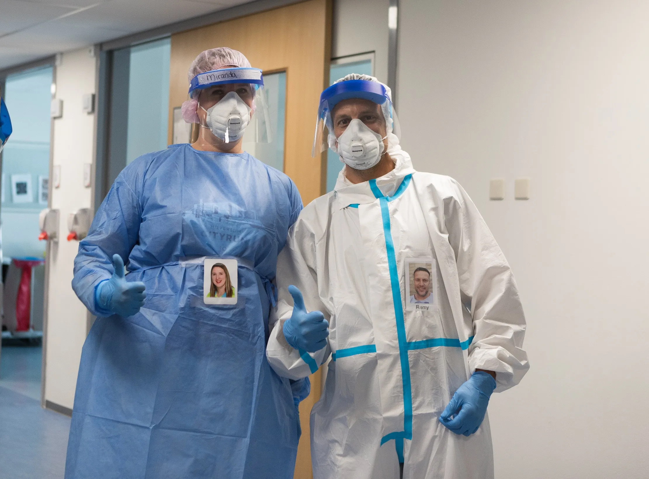 fotos op isolatiekleding geven zorgmedewerkers een gezicht 1