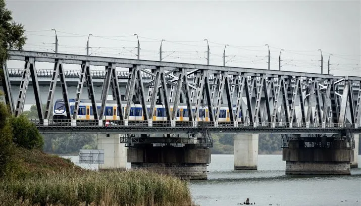 geen treinen over moerdijkbrug