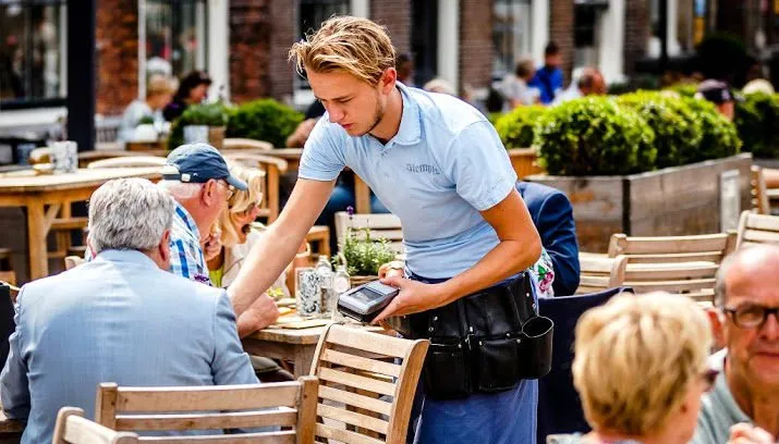 meer loon voor horecapersoneel 715x408