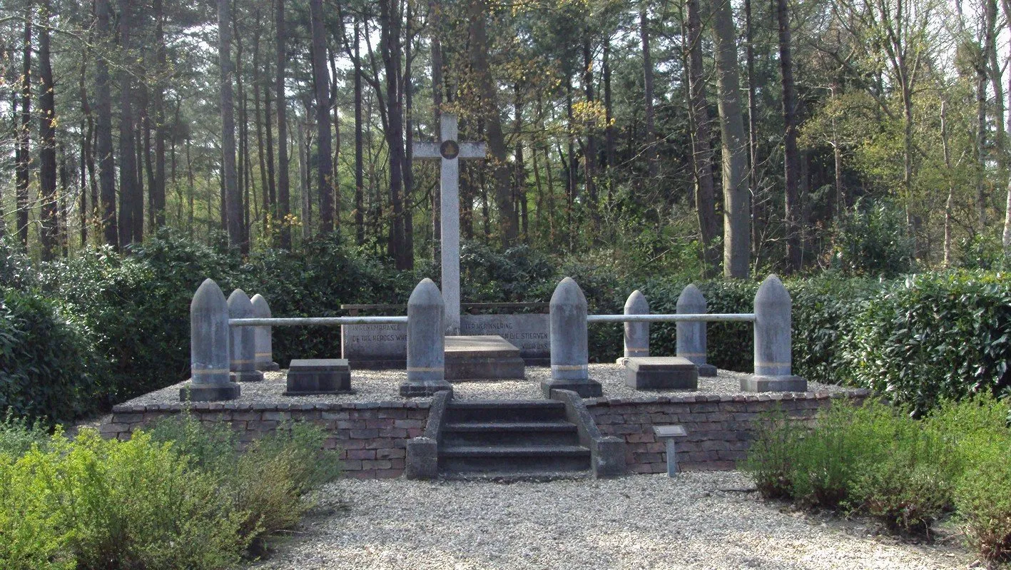 oorlogsmonument moerstraten lotterman e1430751121466