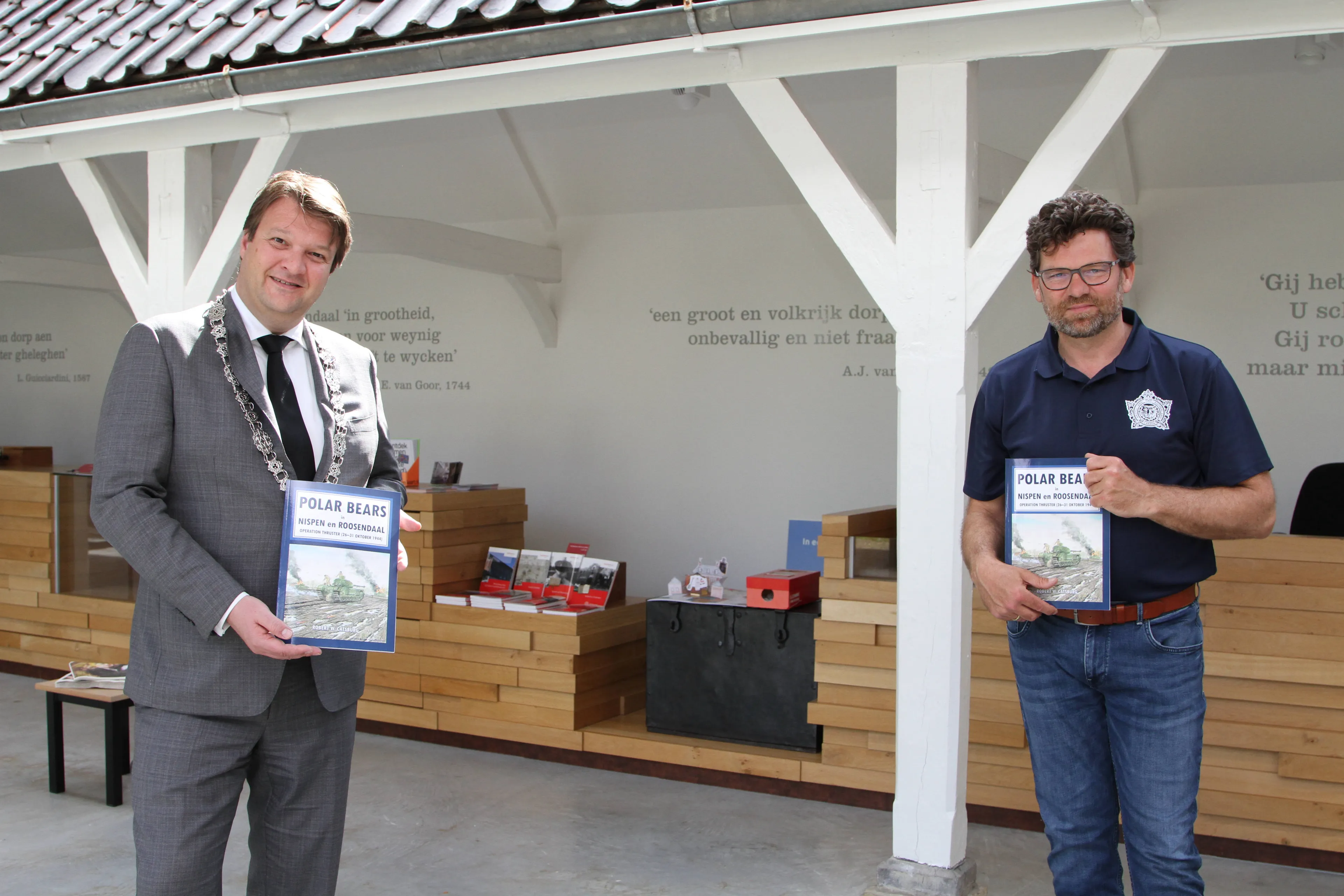 overhandiging boek door robert catsburg aan burgemeester van midden