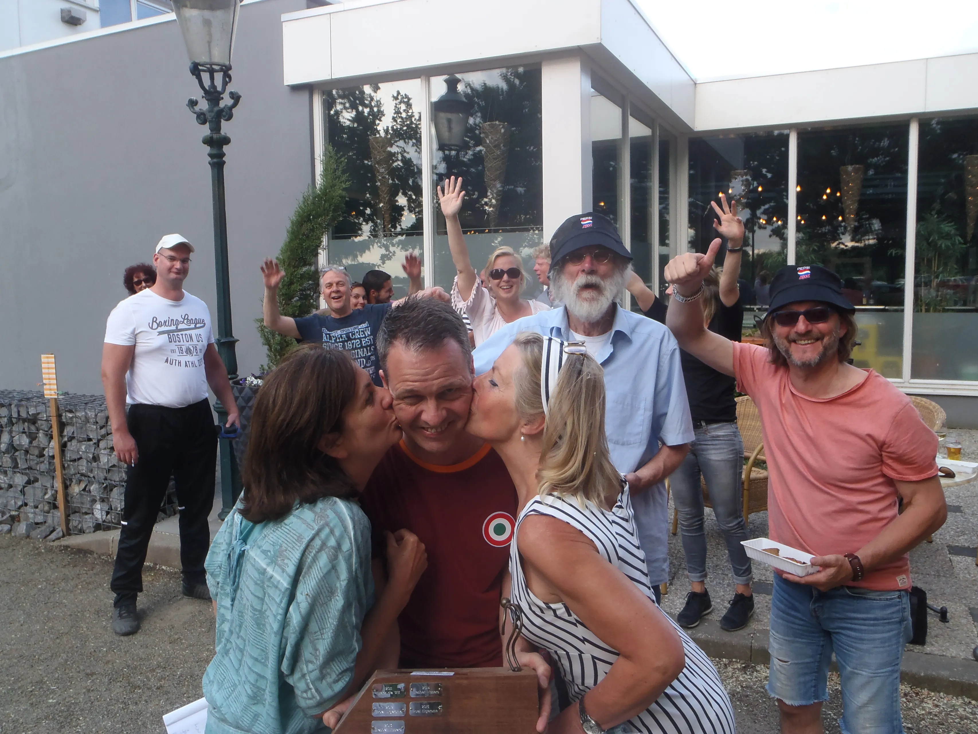 pieter van geel ondergaat gedwee het winnaars ceremonieel