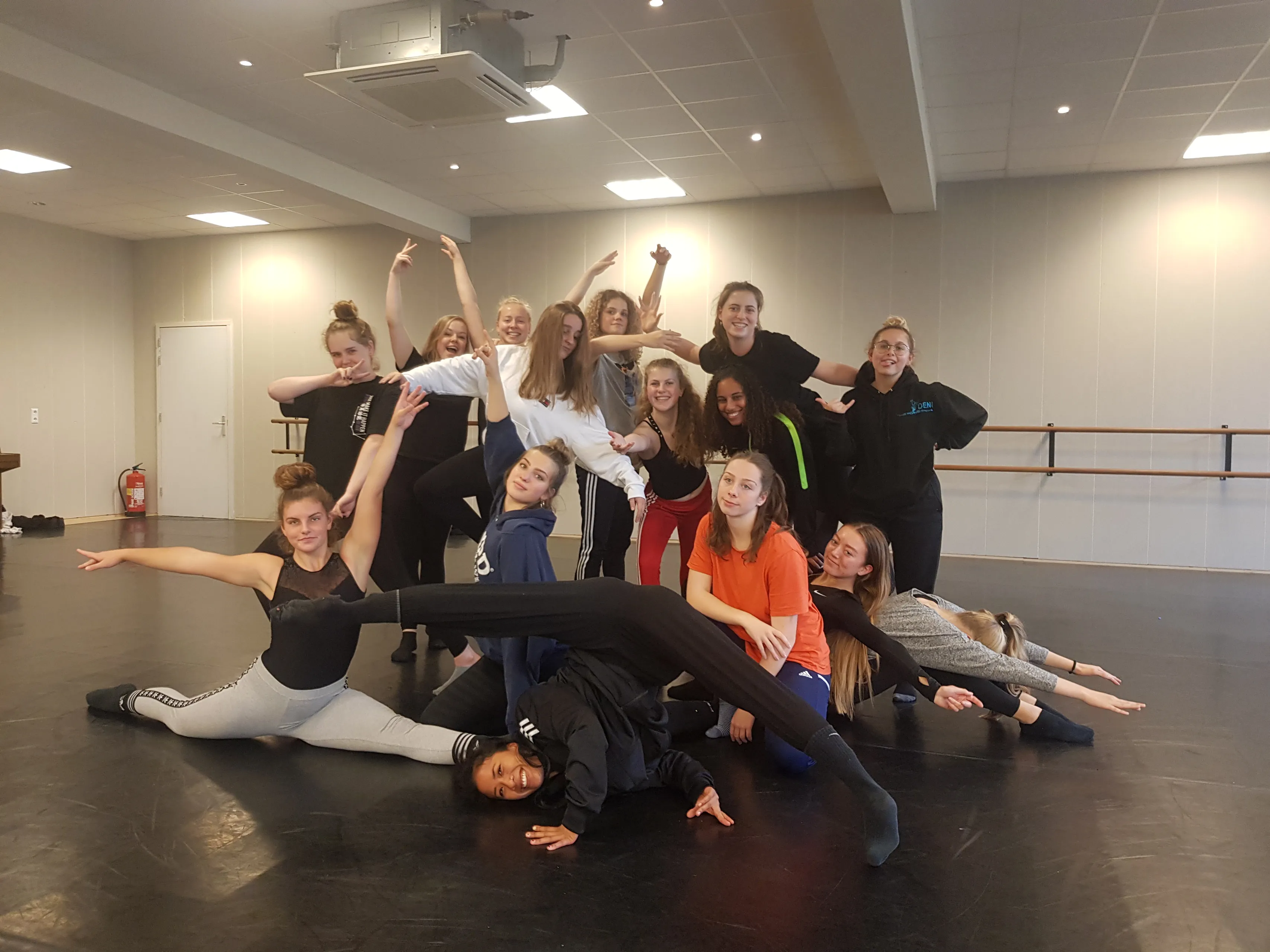 studenten van mbo dans performen samen met professionele dansers in stadsoevers op zondag 6 oktober
