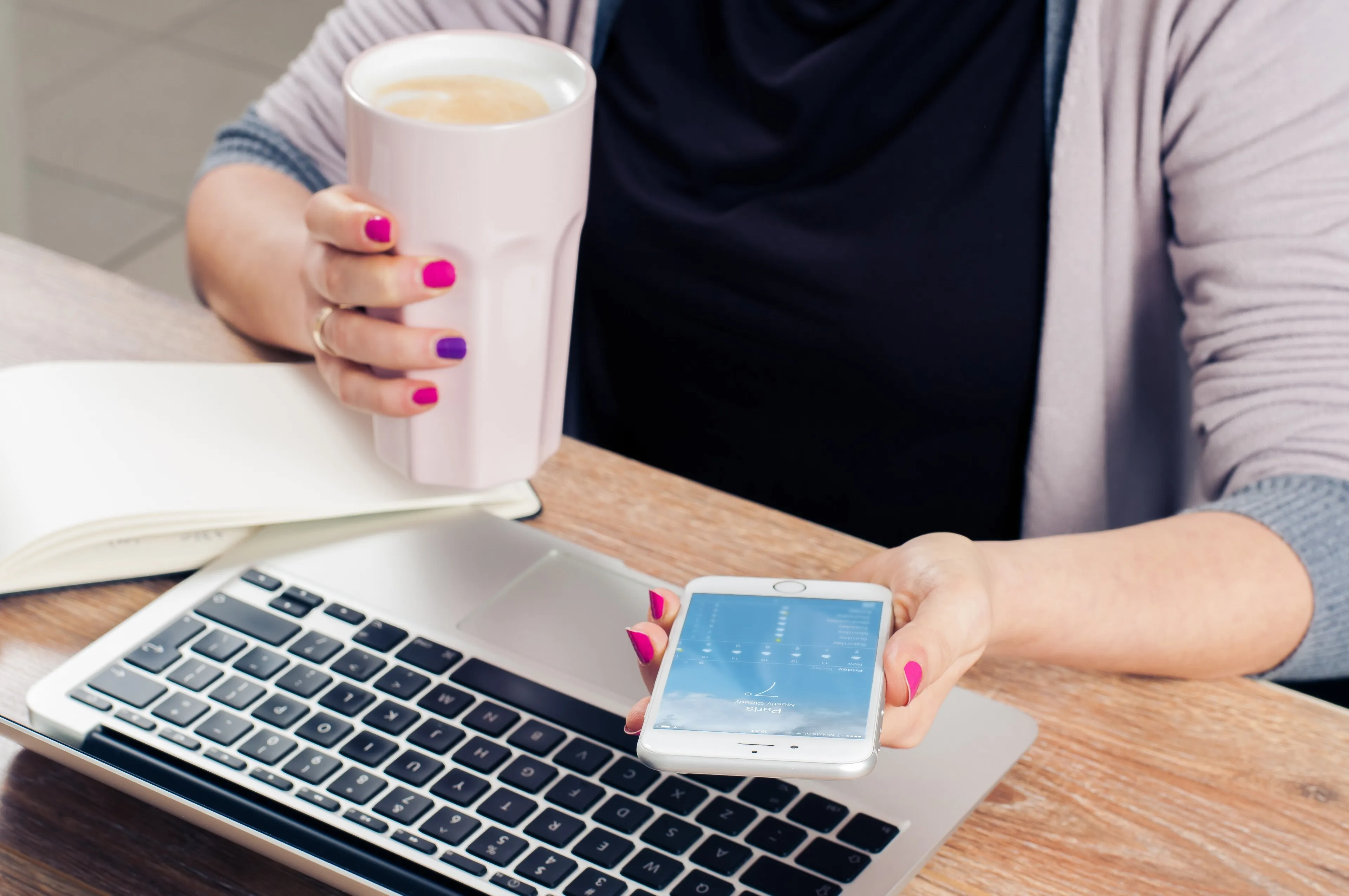 vrouw zzp werk laptop smartphone