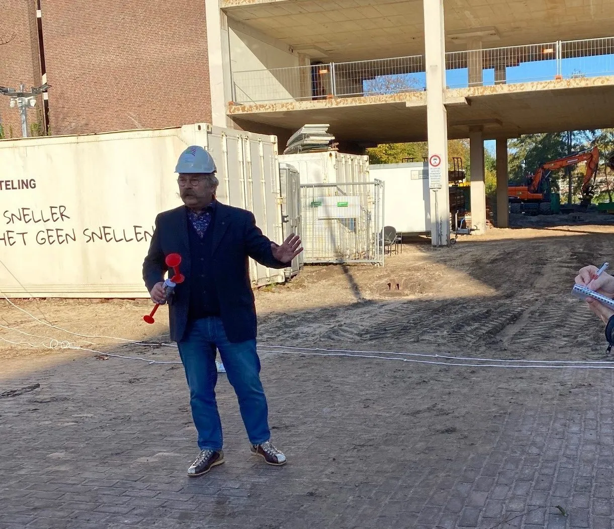 wethouder cees lok voor het gesloopte huis van roosendaal e1604503955502