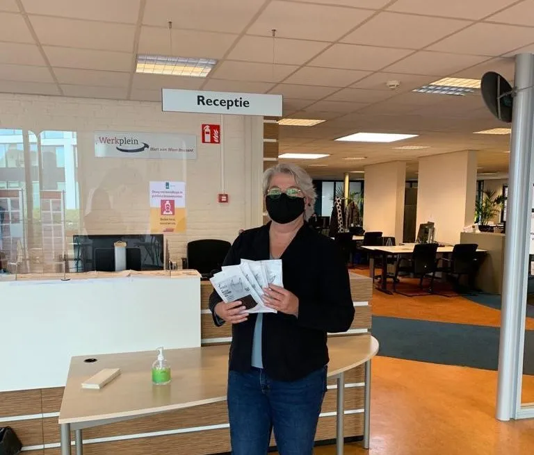 wethouder klaar koenraad reikt mondkapjes uit bij wegwijs 1 e1603435189178