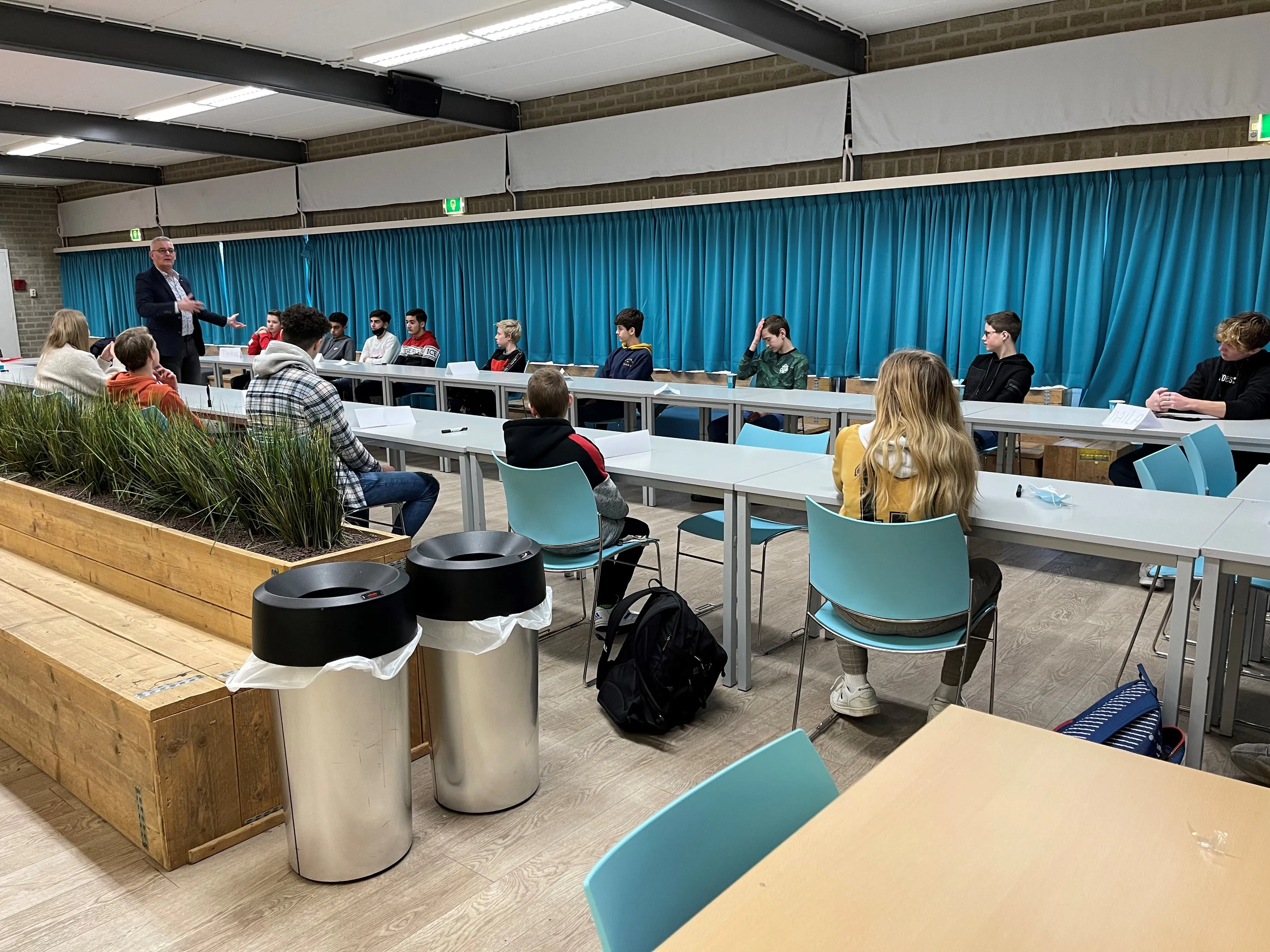 wethouder van ginderen in gesprek met schooljeugd 2