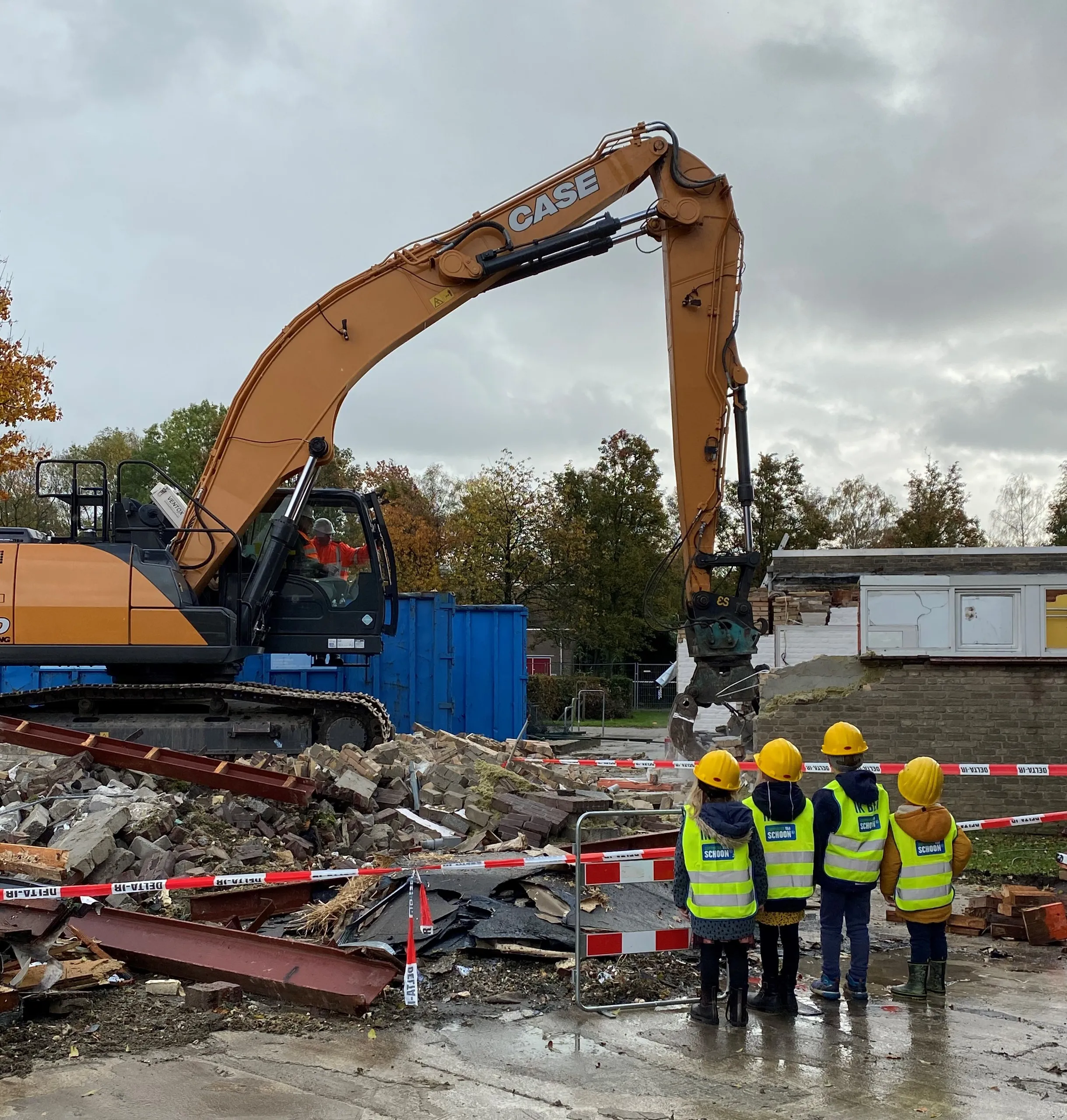 wethouder van ginderen sloopt onder toezicht van schoolkinderen de oude school 1 e1603917385353