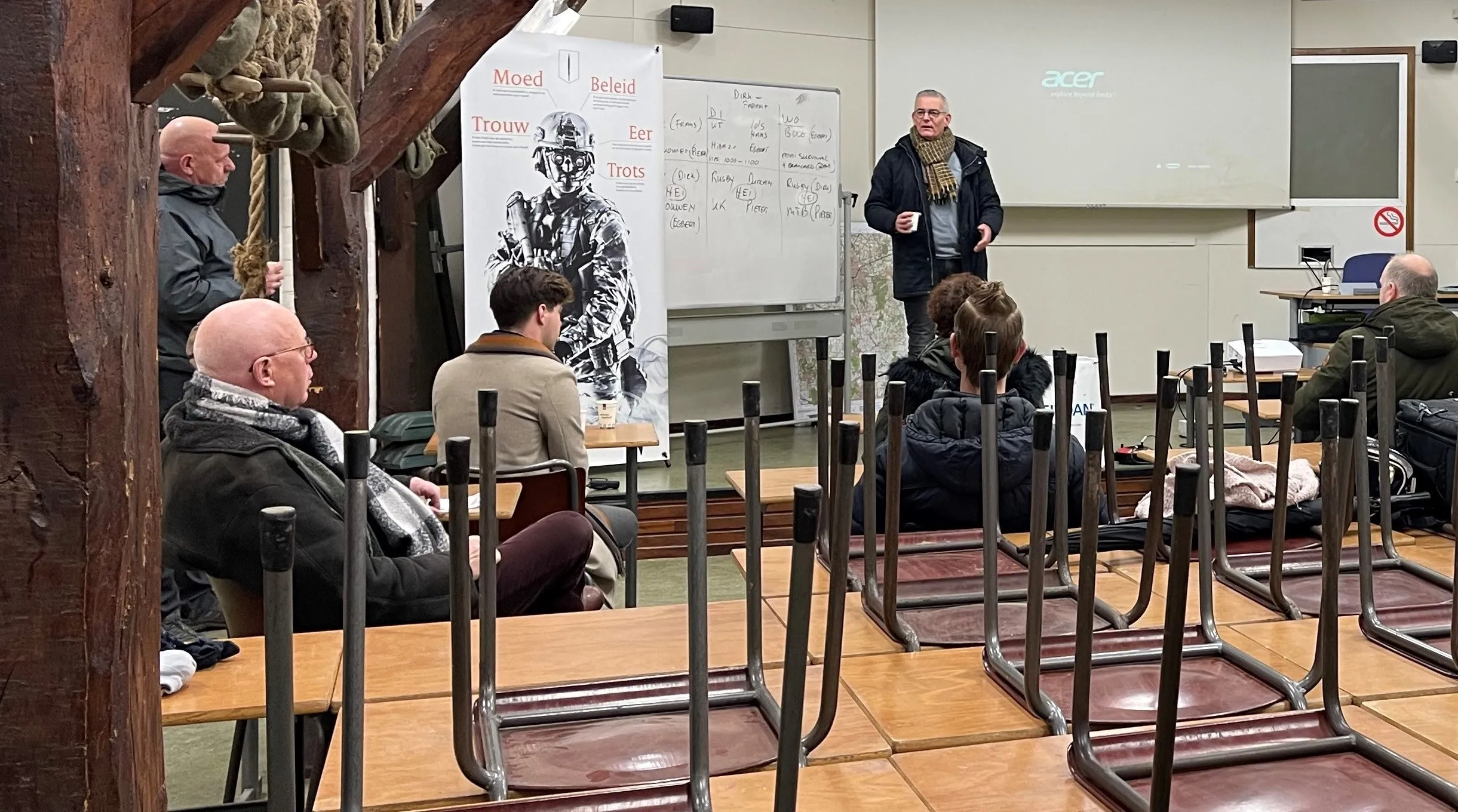 wethouder van ginderen spreekt gemeenteraadsleden toe bij korps commando troepen