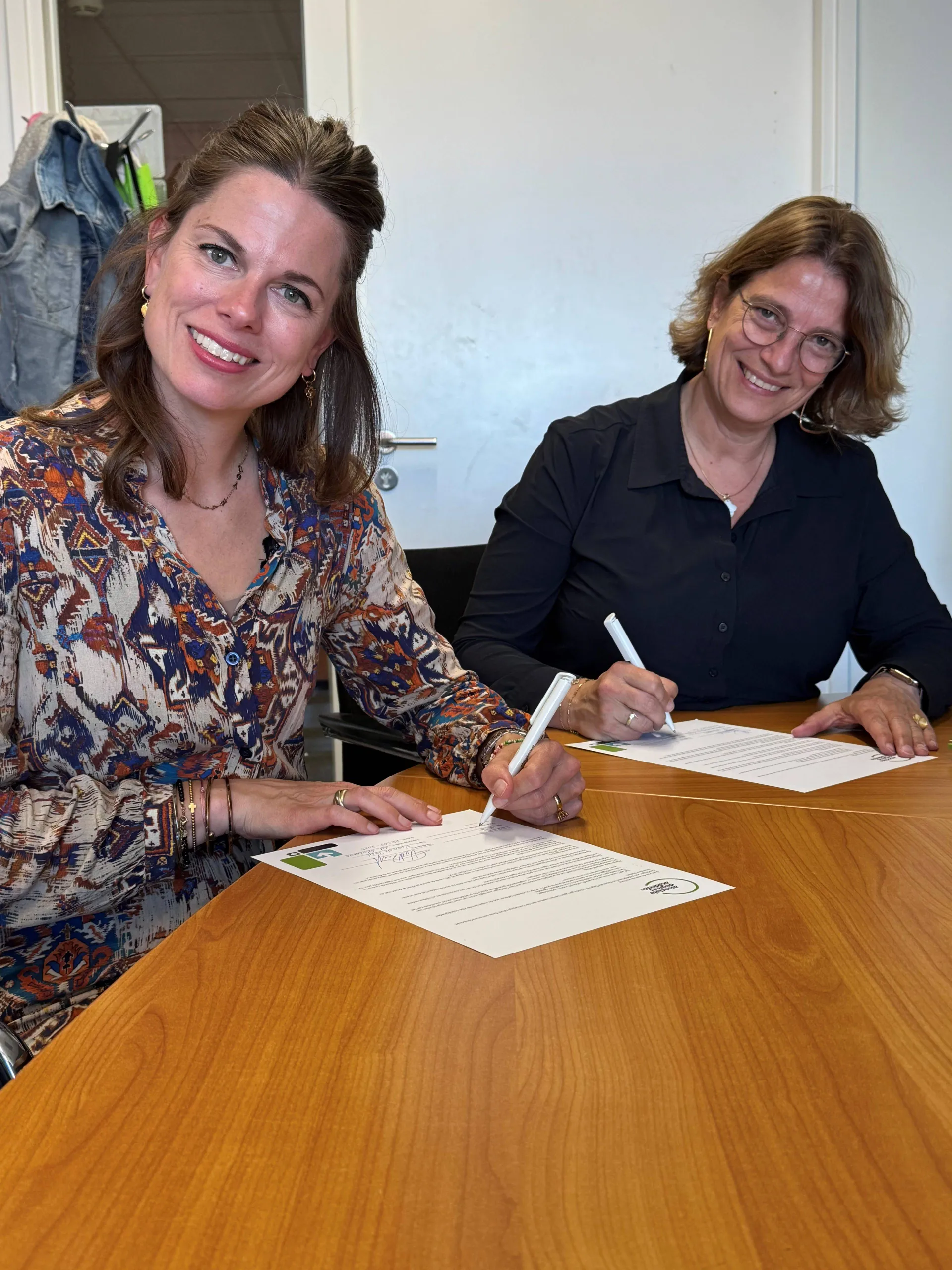 tekenmoment rsg t rijks en ad academie vlnr roxanne hamers conrector havo rsg t rijks veronique van de reijt directeur associate degrees academie