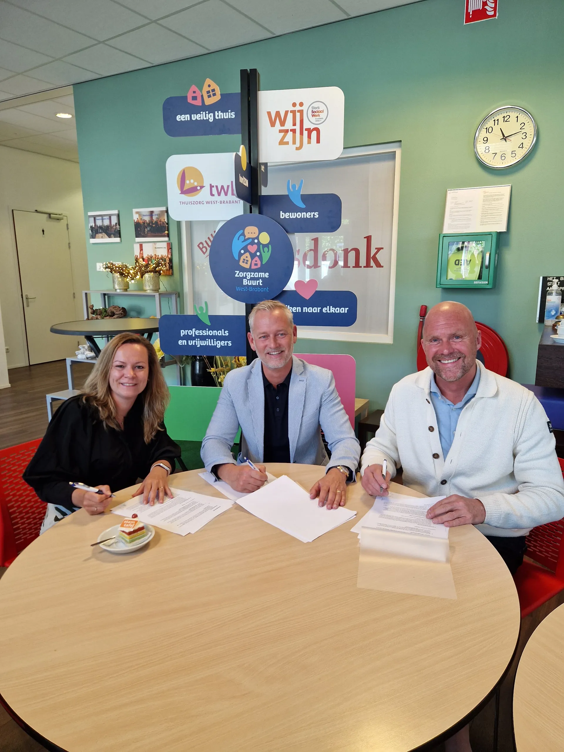tekenmoment stamtafels 8 mei 2025 vlnr wethouder evelien van der star christ jan danen twb ad van rijen wijzijn