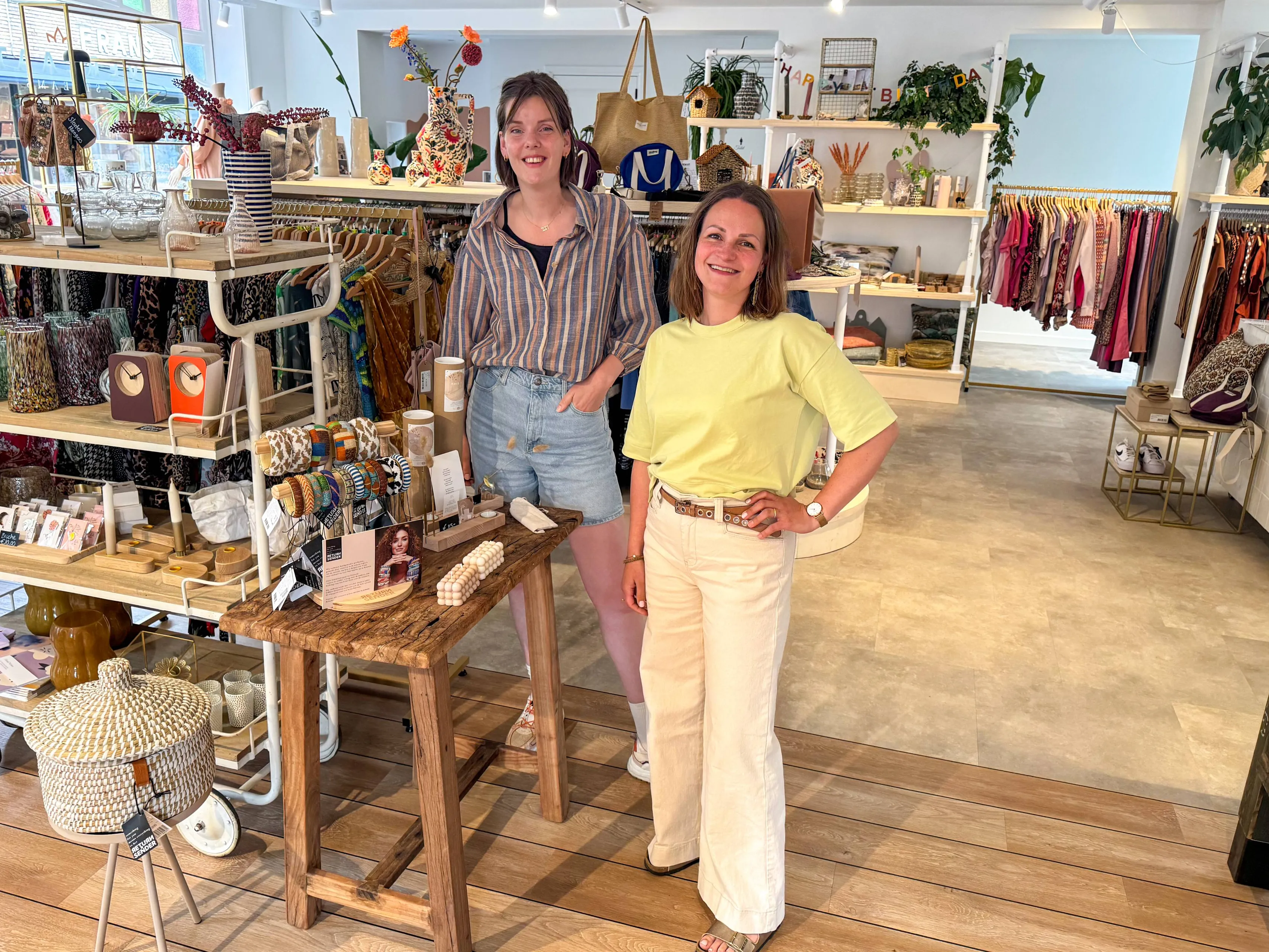linda links en eline rechts in conceptstore streams verlaat1