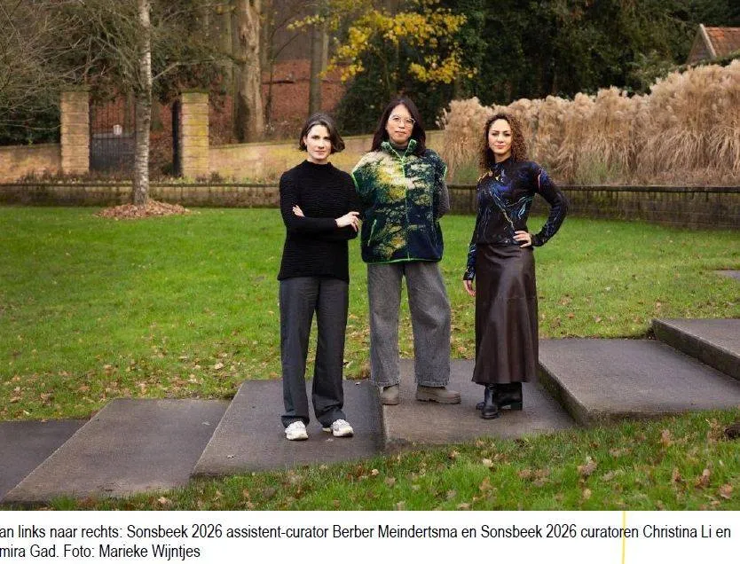 V.l.n.r. Sonsbeek 2026 assistent-curator Berber Meindertsma en curatoren Christina Li en Amira Gad - Foto - Marieke Wijntjes